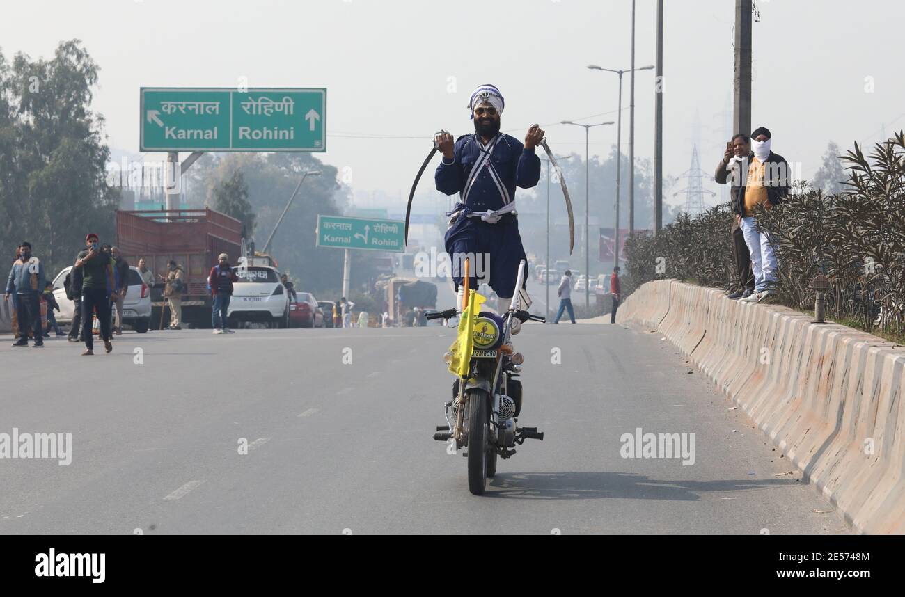 Ein Sikh Nihang, der sein Können während der Demonstration zeigt.Tausende von Bauern aus Punjab und Haryana-Staat protestieren weiterhin gegen die neuen landwirtschaftlichen drei Gesetze der Zentralregierung. Delhi Polizei gab die Erlaubnis zu protestierenden Bauern ca. 62 Meilen Traktor Parade am Republic Day und Parade starten von Singhu, Tikri und Ghazipur Grenzen Punkte. Stockfoto