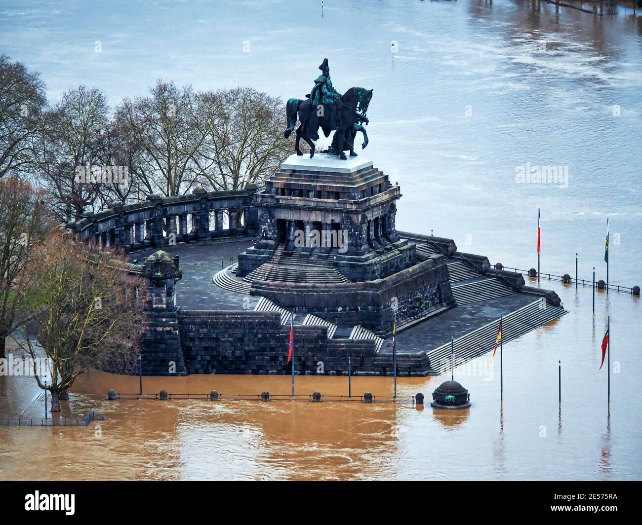 Hochwasser nach Starkregen in Koblenz, Deutsches Eck. Koblenz ist eine deutsche Stadt am Ufer ...