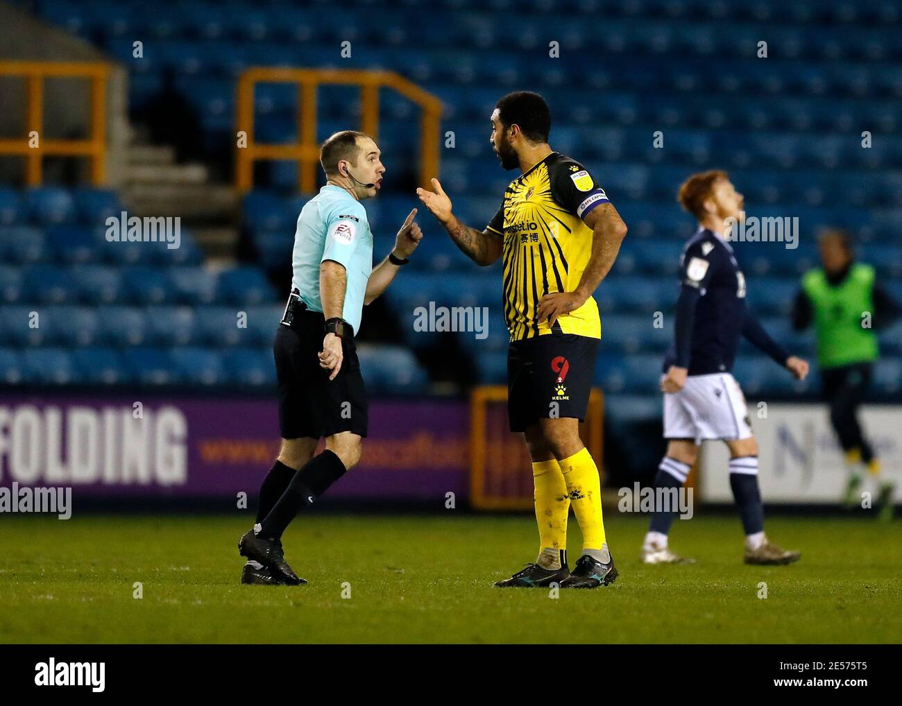 The Den, Bermondsey, London, Großbritannien. Januar 2021. English Championship Football, Millwall Football Club gegen Watford; Troy Deeney von Watford im Streit mit Schiedsrichter Jeremy Simpson über seine Entscheidung Kredit: Action Plus Sports/Alamy Live News Stockfoto