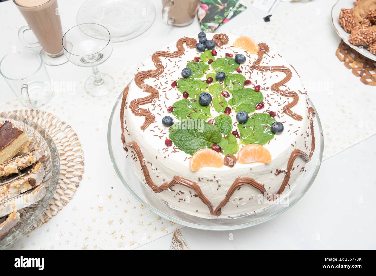 Köstlich aussehender Weihnachtskuchen auf dem Tisch. Stockfoto