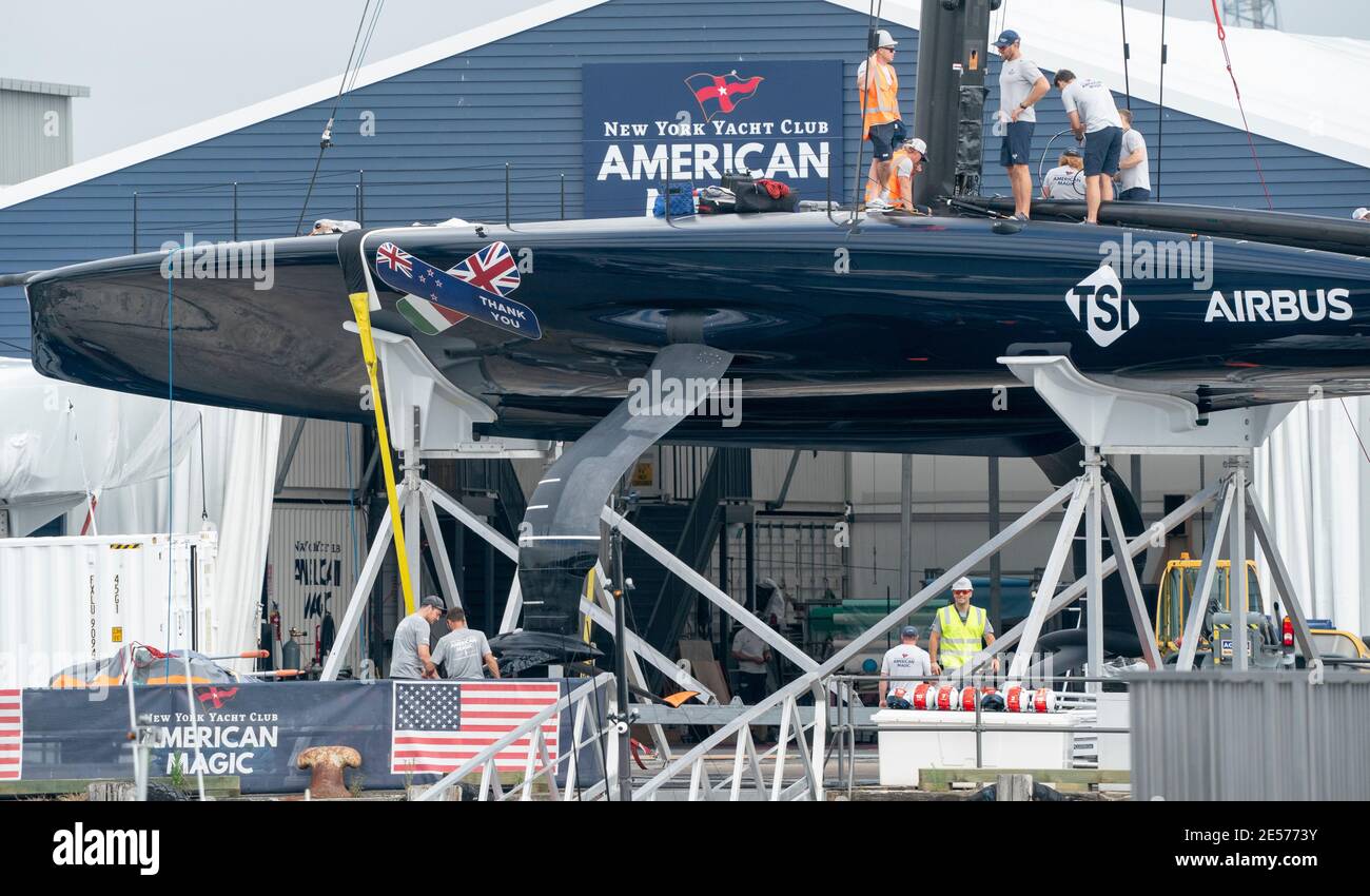 Auckland, Neuseeland, 27. Januar 2021 - die Landcrew des New York Yacht Club bereitet American Magic vor, mit Skipper Terry Hutchinson, um nach ihrem dramatischen Kentern und Ausloten während des Round-Robin-Events des Prada Cups Anfang des Monats wieder ins Wasser zu kommen. Das Team hat eine Dankesbotschaft auf den Rumpf an die anderen Prada Cup Teams und den America's Cup Inhaber Emirates Team New Zealand, die alle mit der Rettung und Unterstützung geholfen haben, um das Boot zurück ins Wasser zu bekommen. Kredit: Rob Taggart/Alamy Live Nachrichten Stockfoto