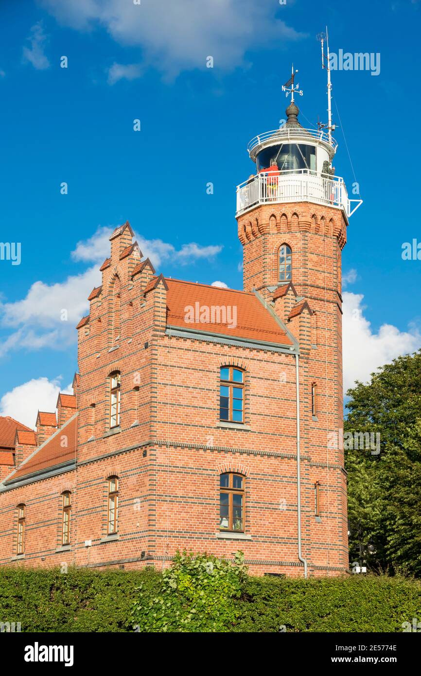 Alter neugotischer Leuchtturm in Polen. Ustka an der Ostsee. Stockfoto