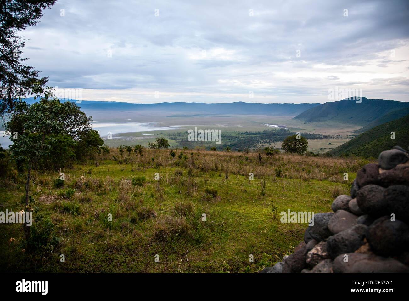 Ein Blick auf den riesigen, vulkanischen Ngorongoro Krater im Ngorongoro Conservation Area in Tansania Stockfoto