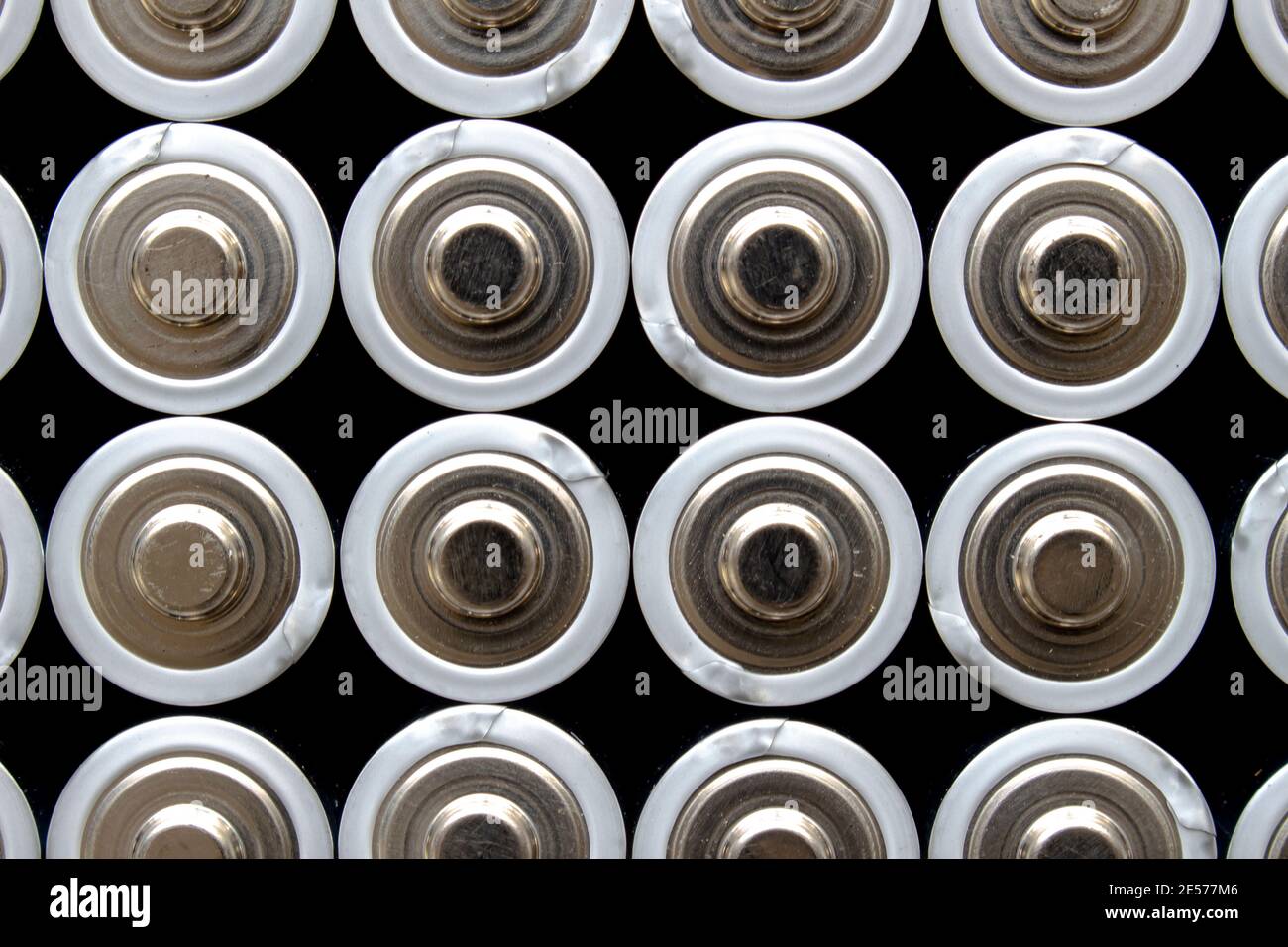 Mehrere Alkali-Batterien auf schwarzem Hintergrund Stockfoto