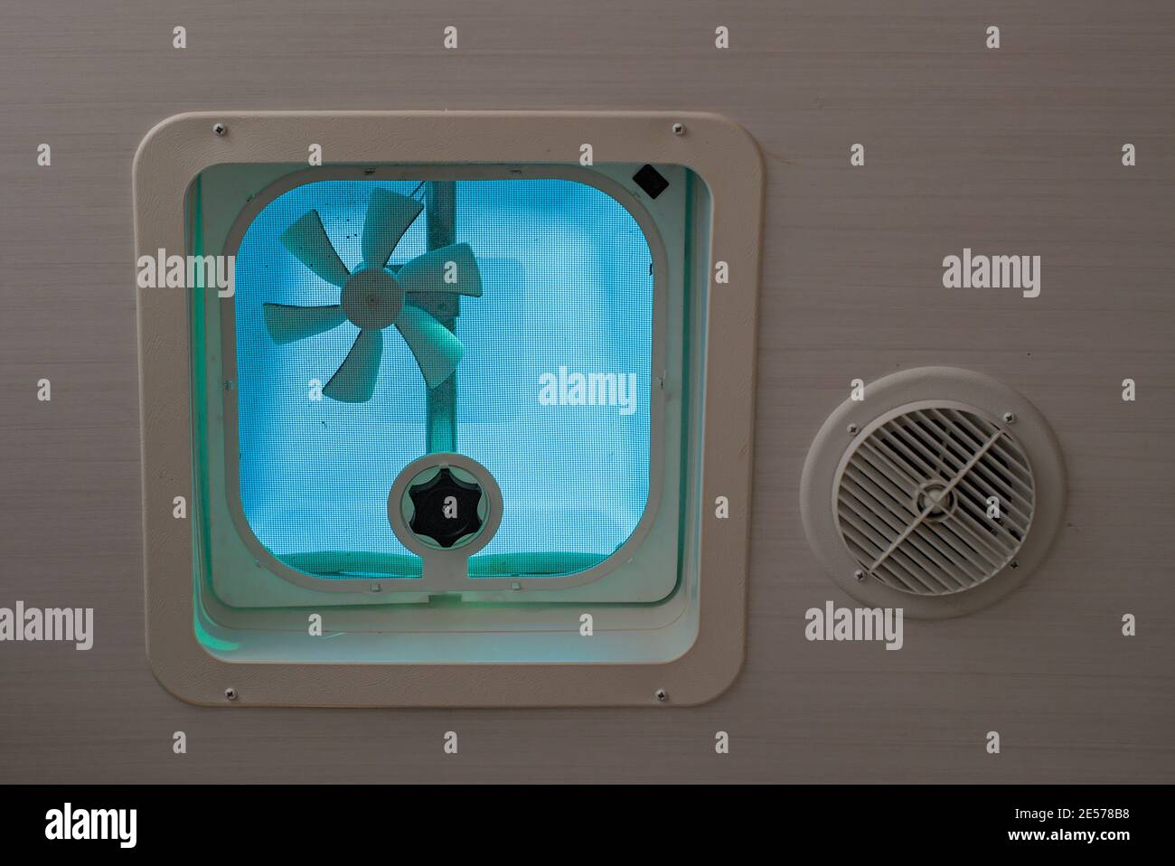 Feuchtigkeit im auspuff -Fotos und -Bildmaterial in hoher Auflösung – Alamy