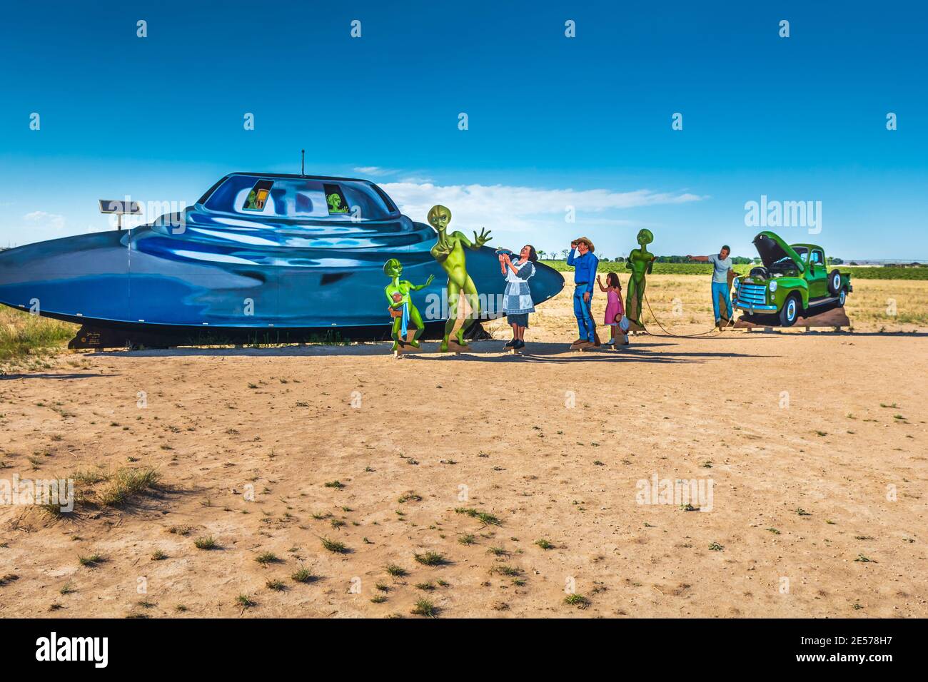 Roswell, New Mexico Giant UFO public Art Installation von John Cerney on Highway 285, NM, USA. Stockfoto