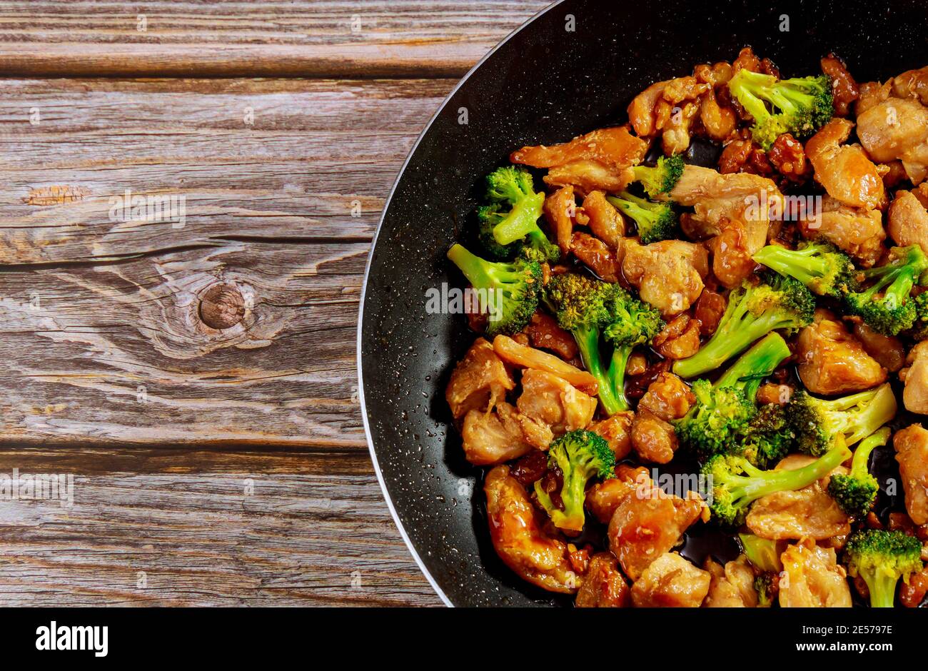Chinesische köstliche Gericht rühren-braten Huhn mit Brokkoli im Wok  Stockfotografie - Alamy