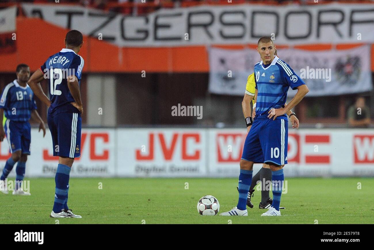 Frankreichs Kapitän Thierry Henry und Karim Benzema (R) während des Fußballspiels, WM 2010 Qualifing, Österreich gegen Frankreich im Ernst-Happel-Stadion in Wien, Österreich am 6. September 2008. Österreich besiegt Frankreich, 3:1. Foto von Jin Ming/Cameleon/ABACAPRESS.COM Stockfoto