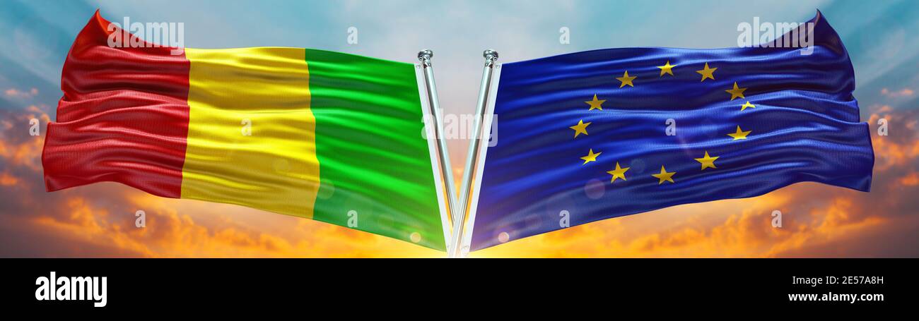 Flagge der Europäischen Union und Flagge Malis winken mit Himmel Wolke und Sonnenuntergang Doppelte Flagge Stockfoto