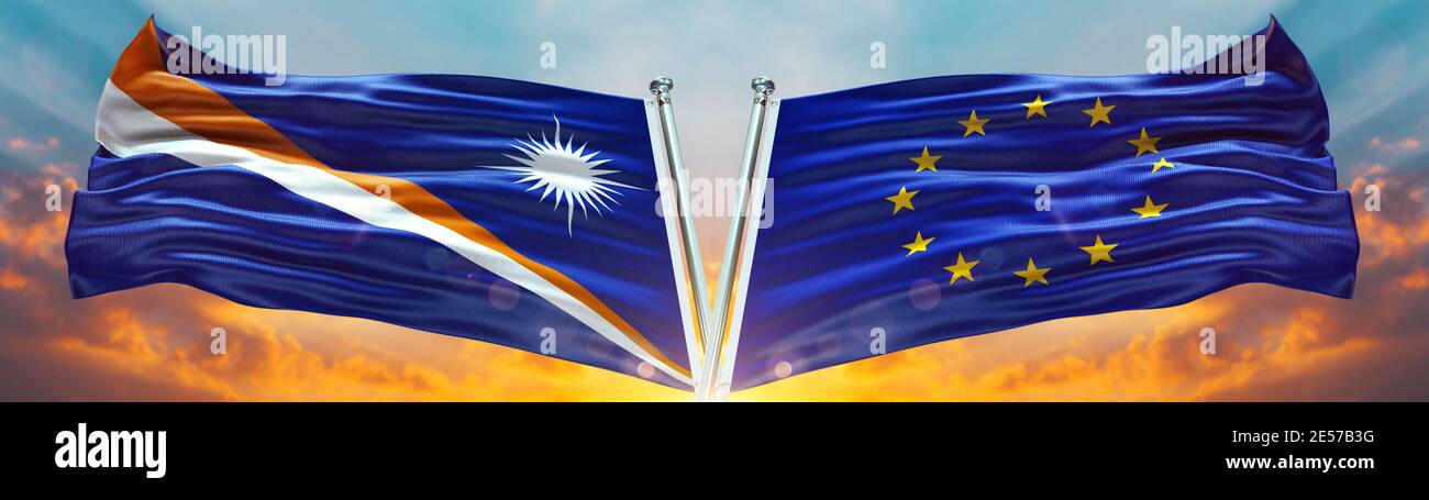 Flagge der Europäischen Union und Flagge der Marshall-Inseln winken mit Textur Himmel Wolke und Sonnenuntergang Doppelte Flagge Stockfoto