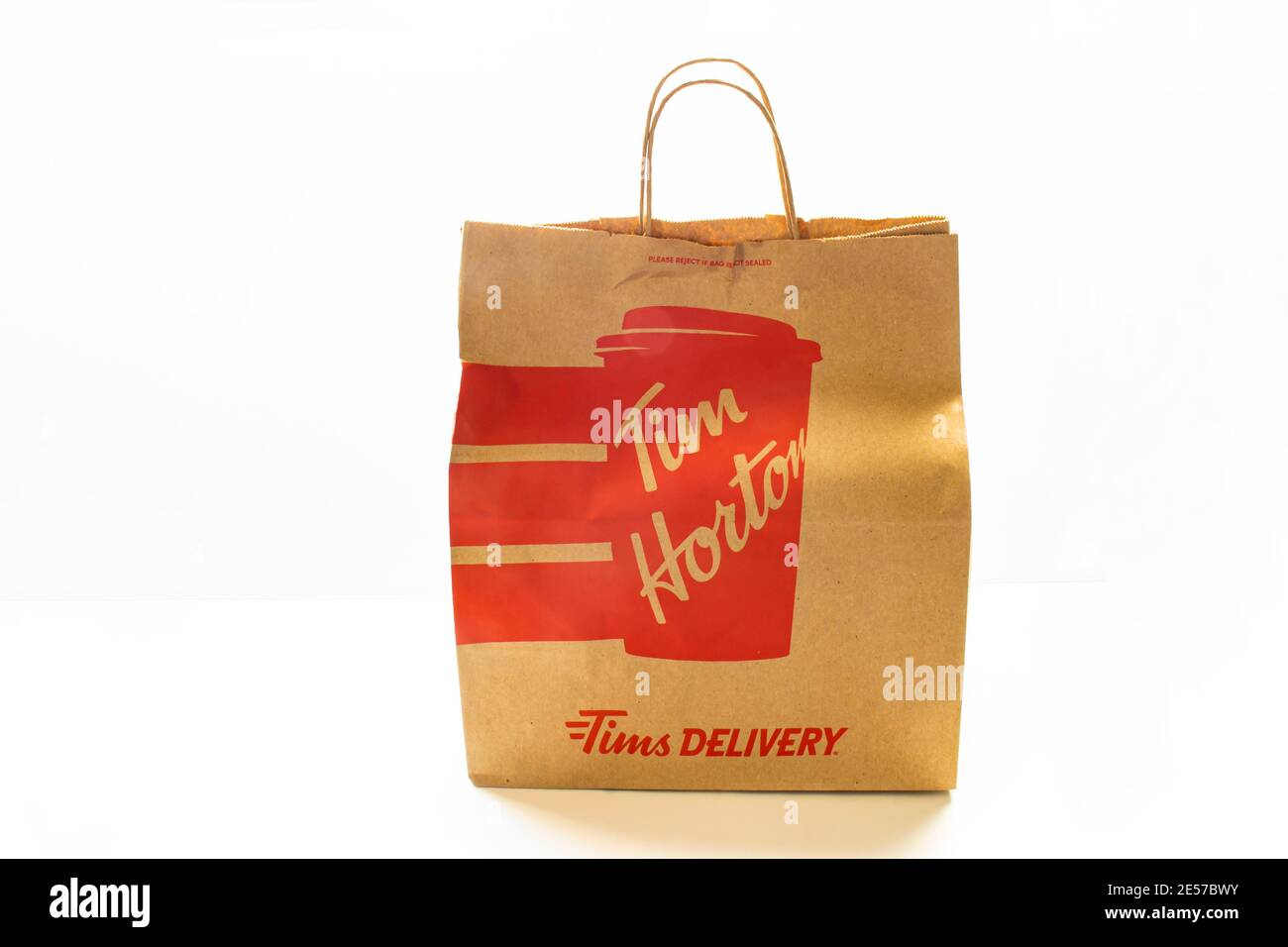 Calgary, Alberta, Kanada. Januar 23 2021. Eine braune Papierausgabetasche mit Tim Hortons auf weißem Hintergrund. Stockfoto