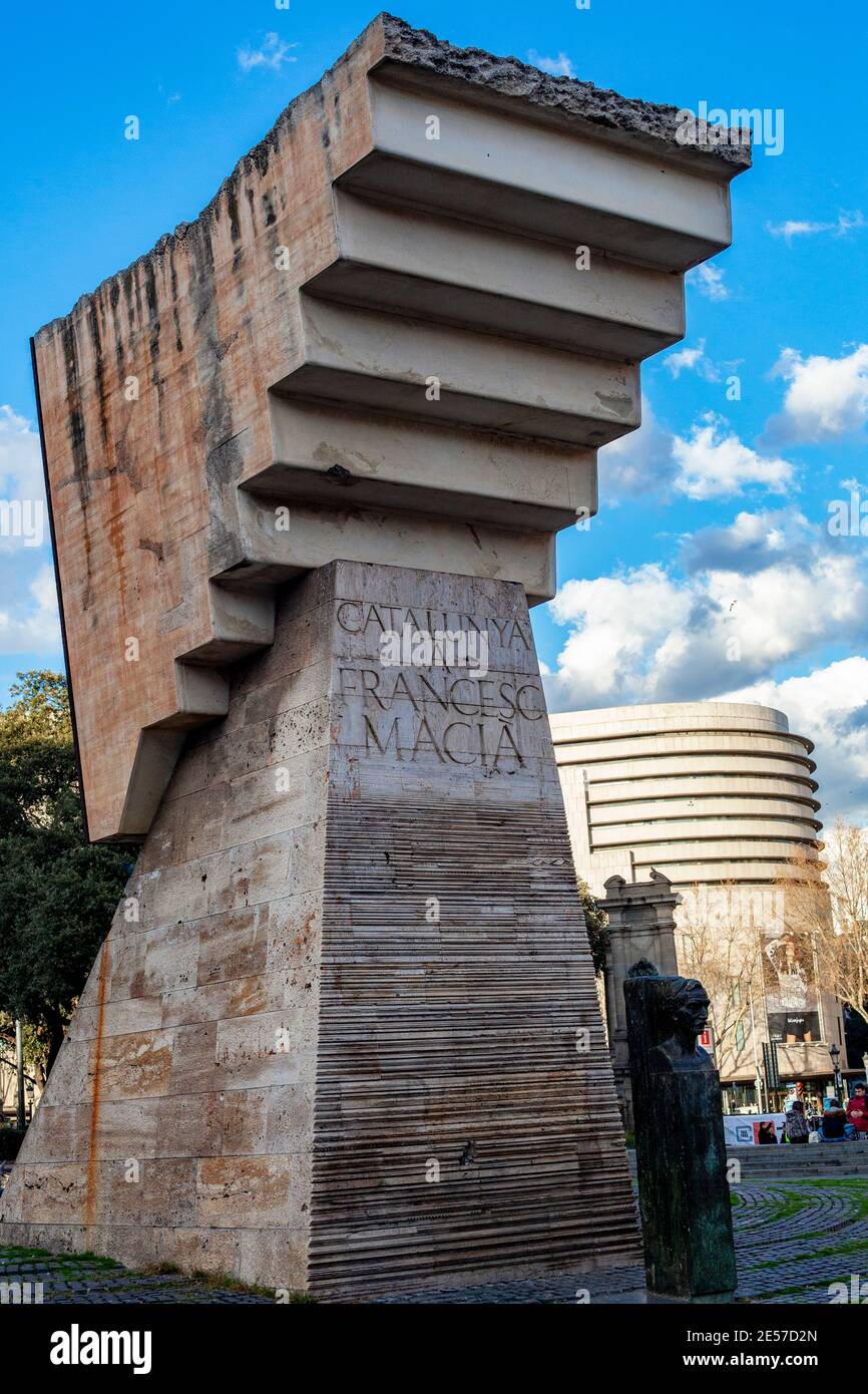 Zentrum von Barcelona, Katalonien, Spanien; ein Denkmal für Francesc Macià, erster Präsident von Katalonien, von Josep Maria Subirachs im Jahr 1991 gemeißelt Stockfoto