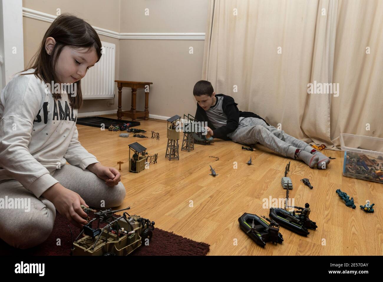 Kinder spielen zusammen drinnen während Covid 19 Lockdown, UK Stockfoto