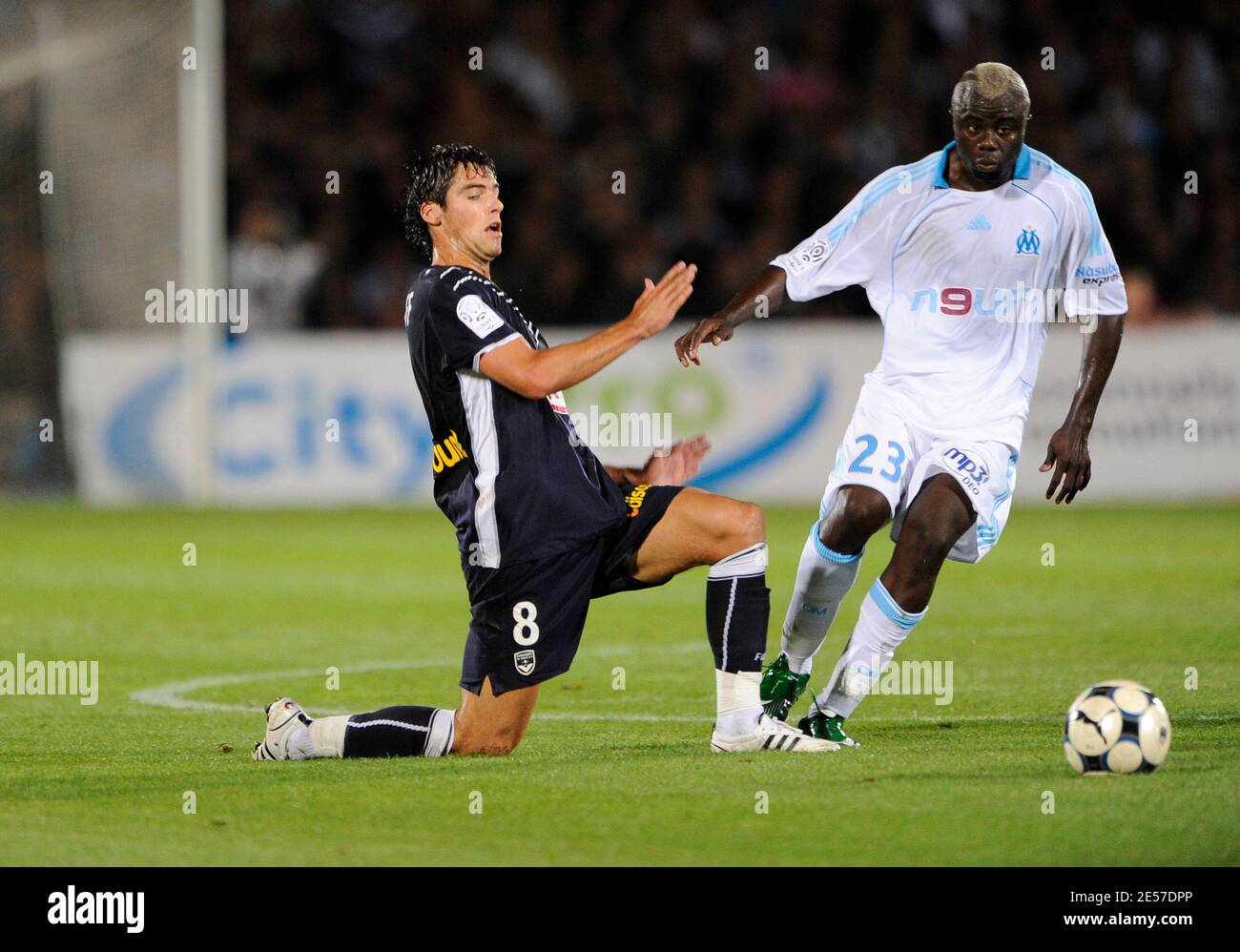 Bordeaux' Yoann Gourcuff und Marseilles Modeste M'bami kämpfen am 13. September 2008 im Chaban-Delmas-Stadion in Bordeaux, Frankreich, um den Ball während der ersten französischen Fußballliga, FC Girondins Bordeaux gegen Olympique Marseille. Das Spiel endete in einem Unentschieden von 1-1. Foto von Willis Parker/Cameleon/ABACAPRESS.COM Stockfoto