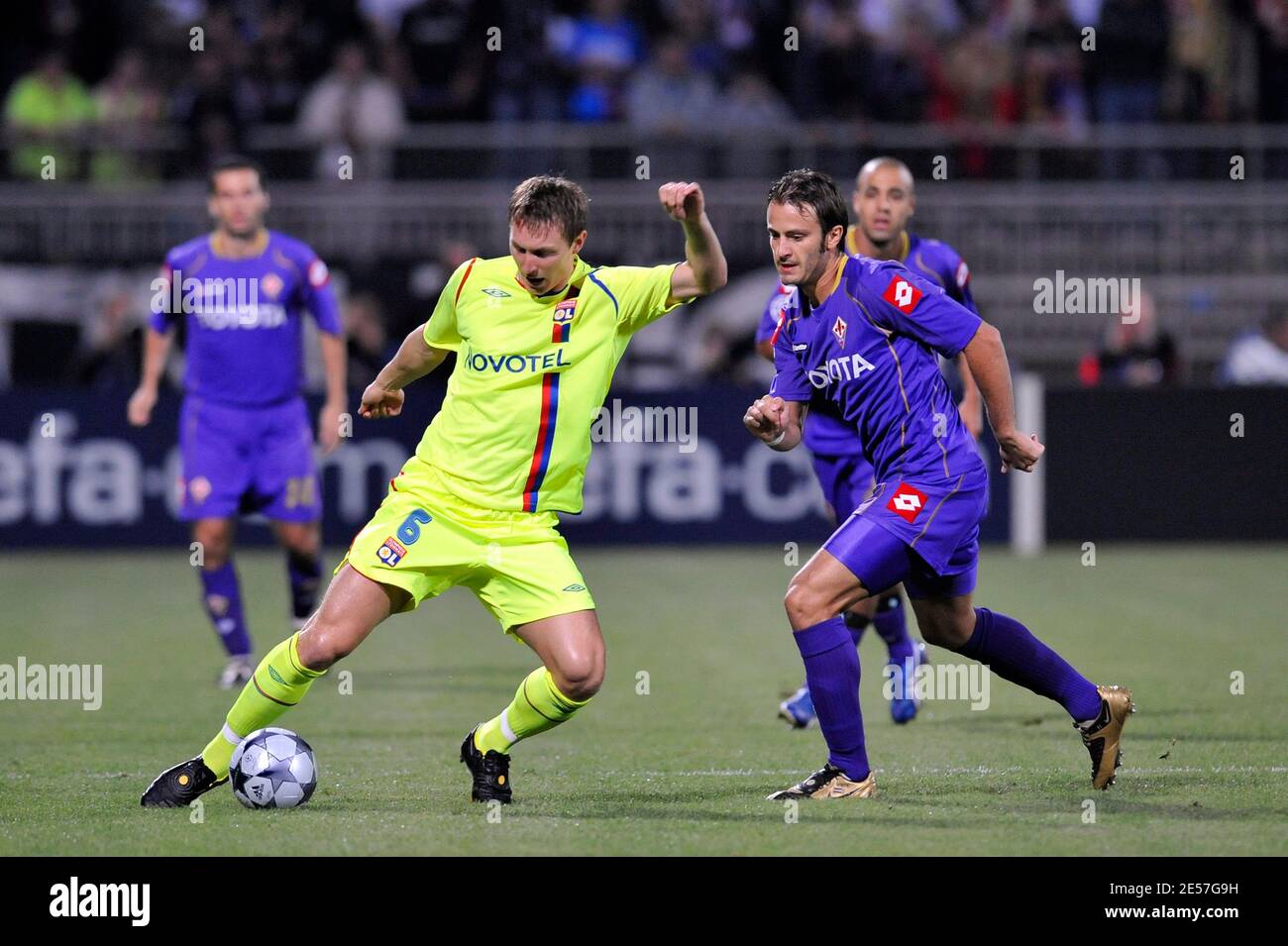 Lyons Kim Kallstrom und Fiorentinas Alberto Gilardino während des UEFA Champions League Fußballspieles, Olympique Lyonnais gegen AFC Fiorentina am 17. September 2008 im Gerland Stadion in Lyon, Frankreich. (2-2). Foto von Stephane Reix/ABACAPRESS.COM Stockfoto