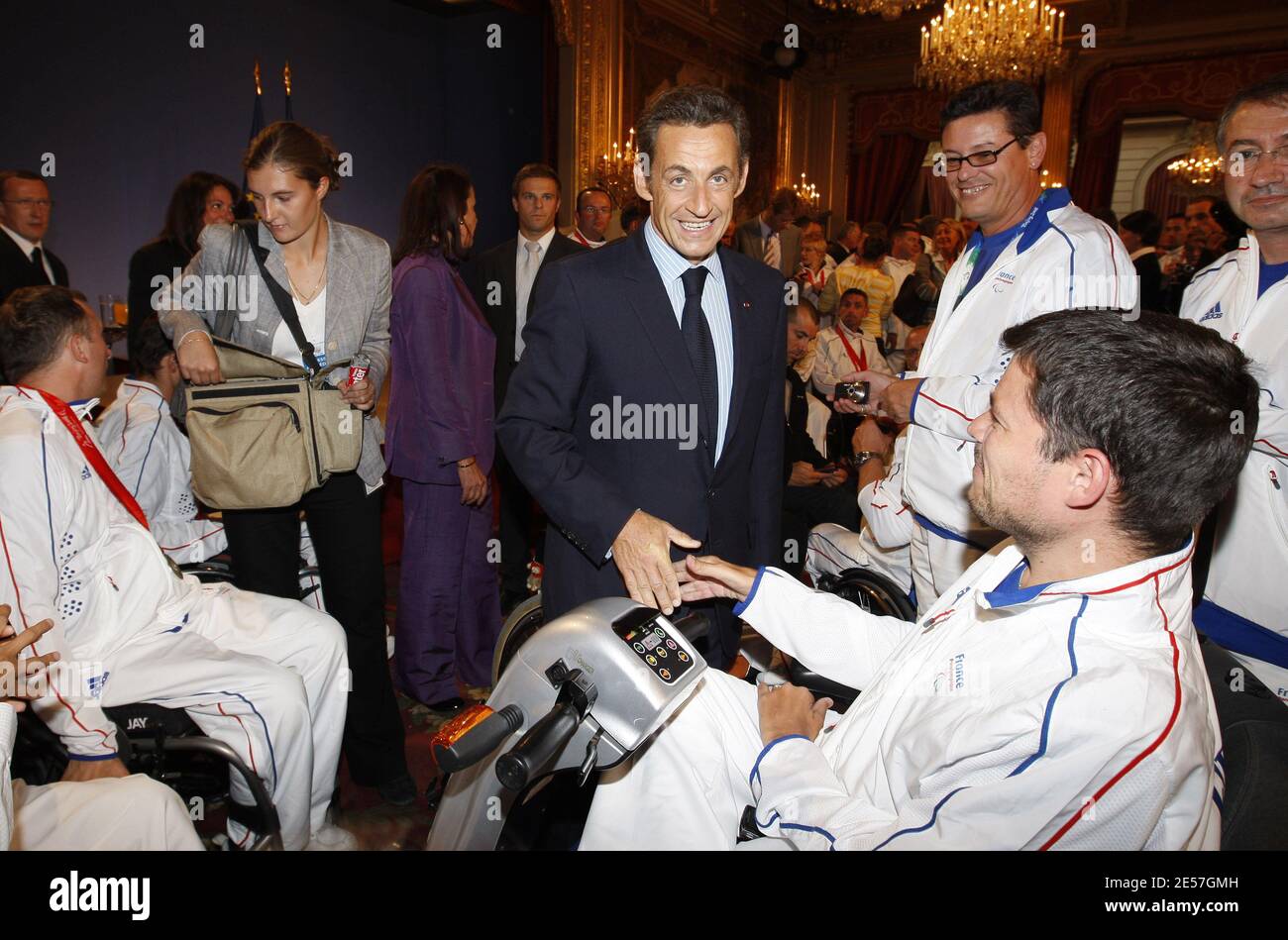 Der französische Präsident Nicolas Sarkozy posiert mit Mitgliedern der französischen Nationalmannschaft, die von den Paralympischen Spielen in Peking 2008 am 18. September 2008 im Elysee-Palast in Paris, Frankreich, zurückkamen. Foto von Christophe Guibbaud/Pool/ABACAPRESS.COM Stockfoto