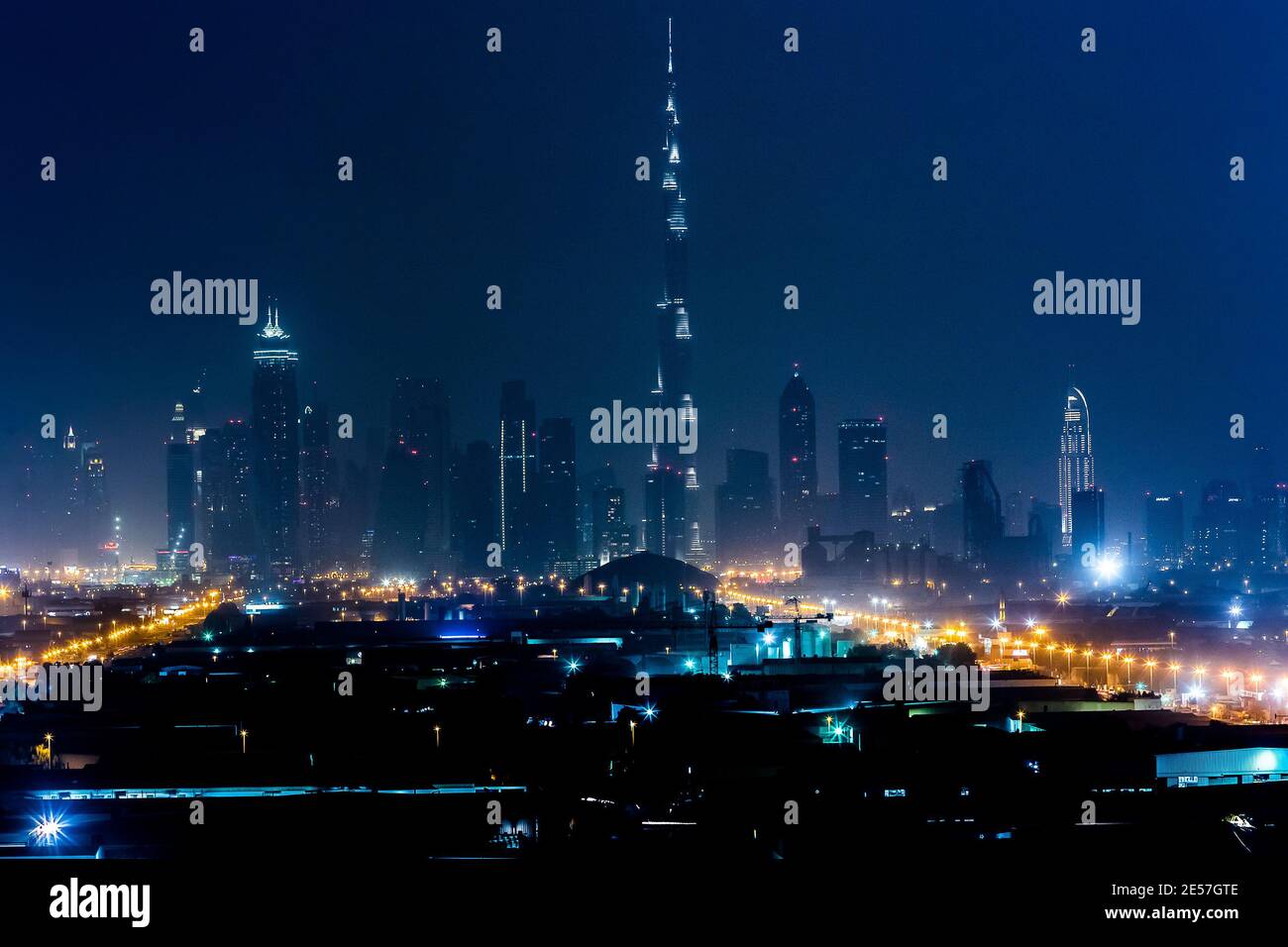 DUBAI, VAE - 13. NOVEMBER: Dubai Panorama bei Nacht, Vereinigte Arabische Emirate, 13. November 2015 Stockfoto