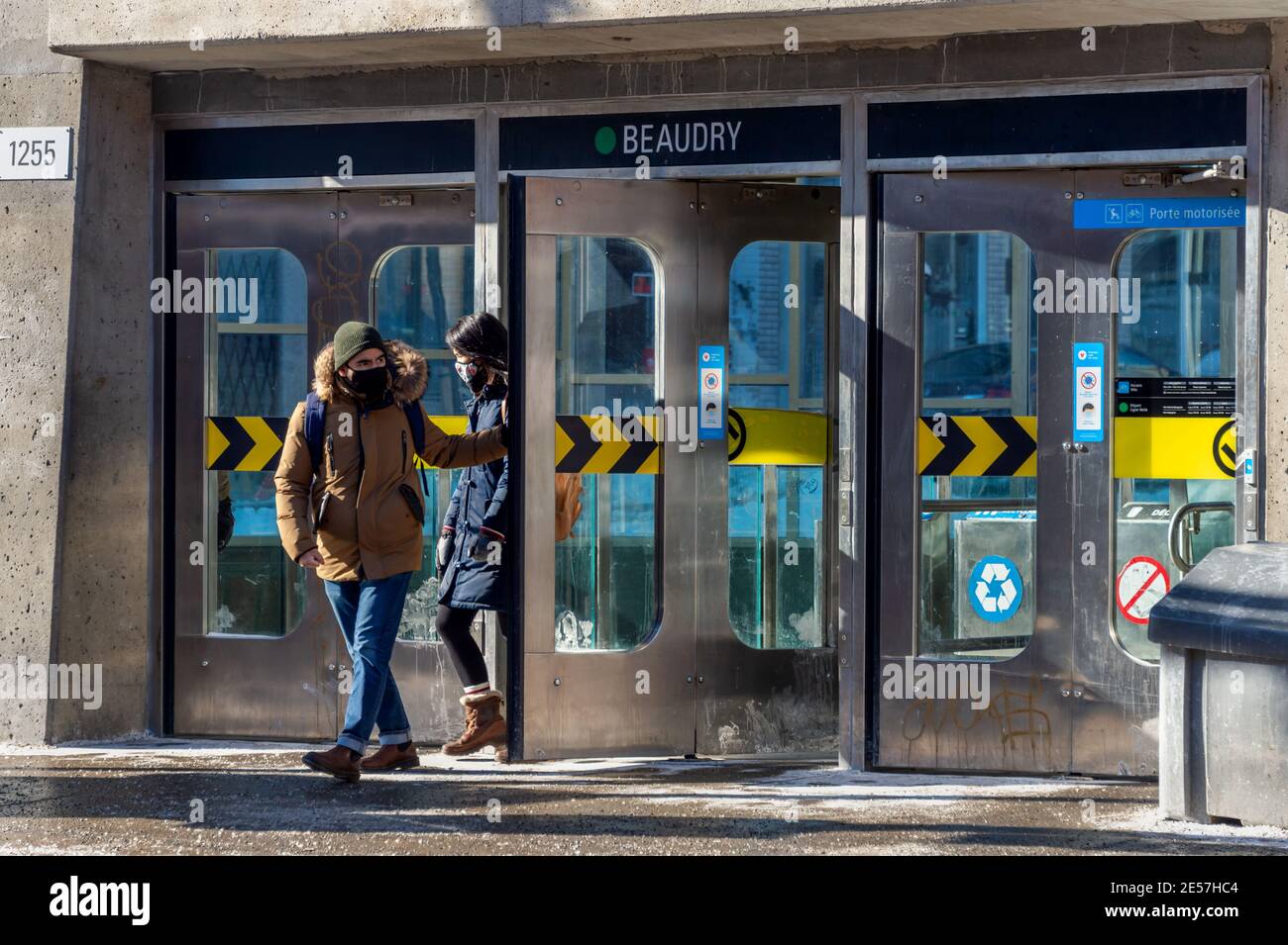 Montreal, CA - 24. Januar 2021: Passagiere mit Gesichtsmasken zum Schutz vor COVID-19 aus der Beaudry U-Bahn-Station Stockfoto