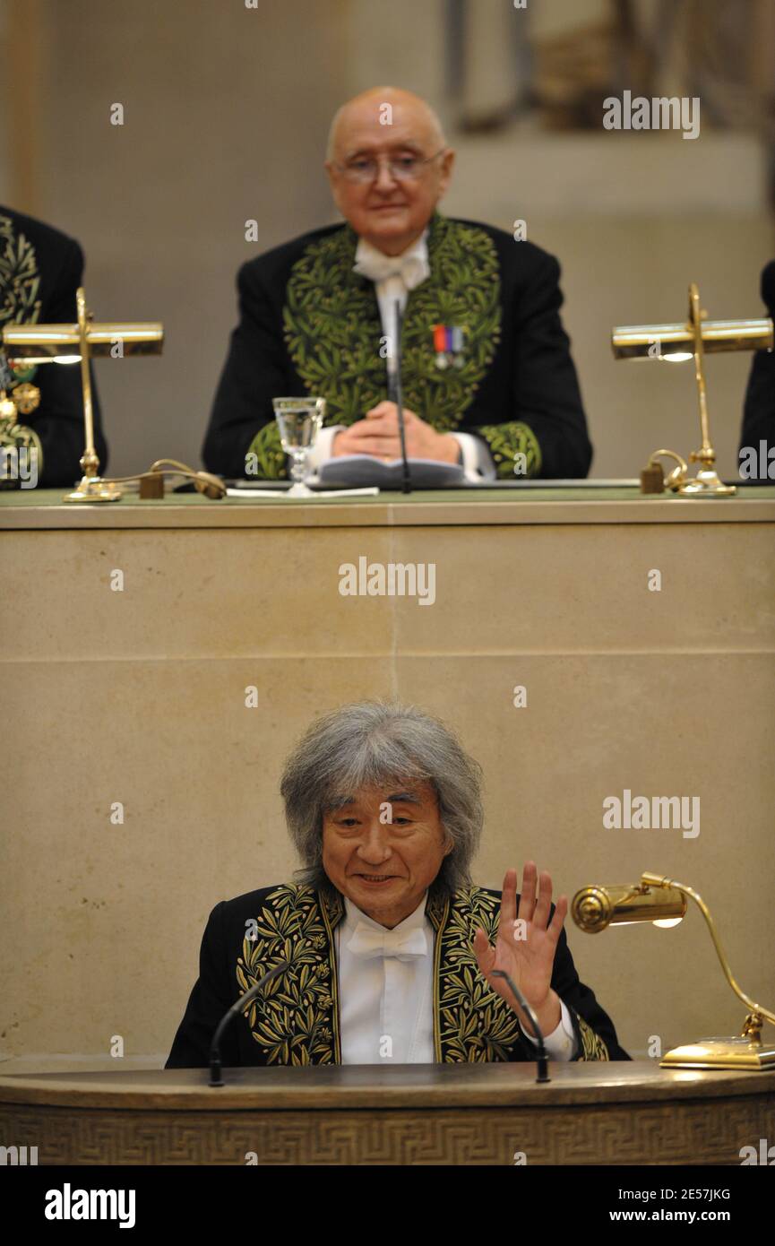 Der japanische Dirigent Seiji Ozawa spricht am 24. September 2008 im Institut de France (französisches Institut) in Paris. Ozawa hat heute seinen Sitz an der renommierten Akademie der Bildenden Künste in Frankreich. Der 73-jährige Ozawa wurde 2001 zu einem der 16 assoziierten ausländischen Mitglieder gewählt und trat dabei unter anderem dem US-Filmemacher Woody Allen oder dem Architekten Norman Foster bei. Foto von Thierry Orban/ABACAPRESS.COM Stockfoto