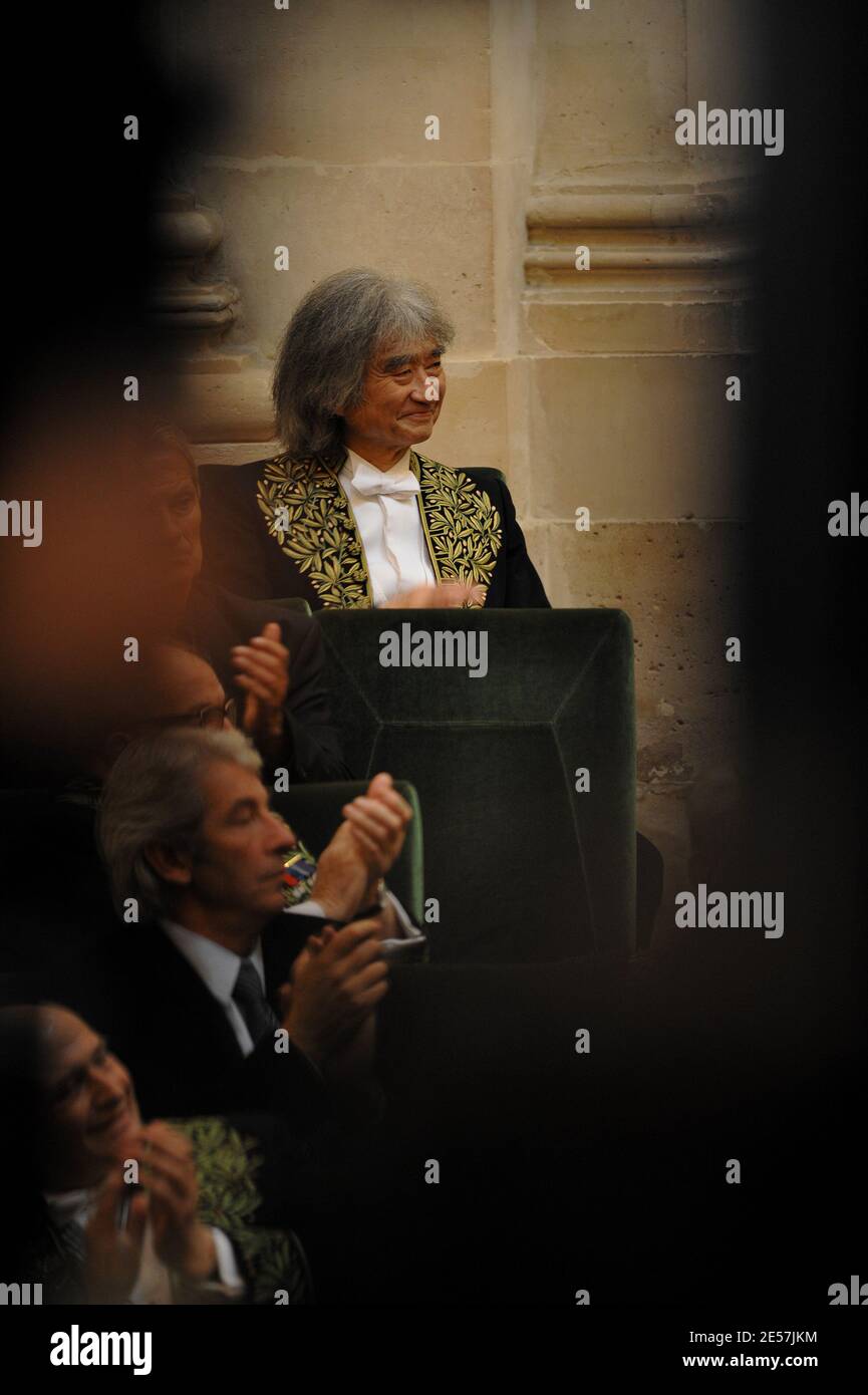 Der japanische Dirigent Seiji Ozawa bei einer Zeremonie am Institut de France (französisches Institut) in Paris, Frankreich, am 24. September 2008. Ozawa hat heute seinen Sitz an der renommierten Akademie der Bildenden Künste in Frankreich. Der 73-jährige Ozawa wurde 2001 zu einem der 16 assoziierten ausländischen Mitglieder gewählt und trat dabei unter anderem dem US-Filmemacher Woody Allen oder dem Architekten Norman Foster bei. Foto von Thierry Orban/ABACAPRESS.COM Stockfoto