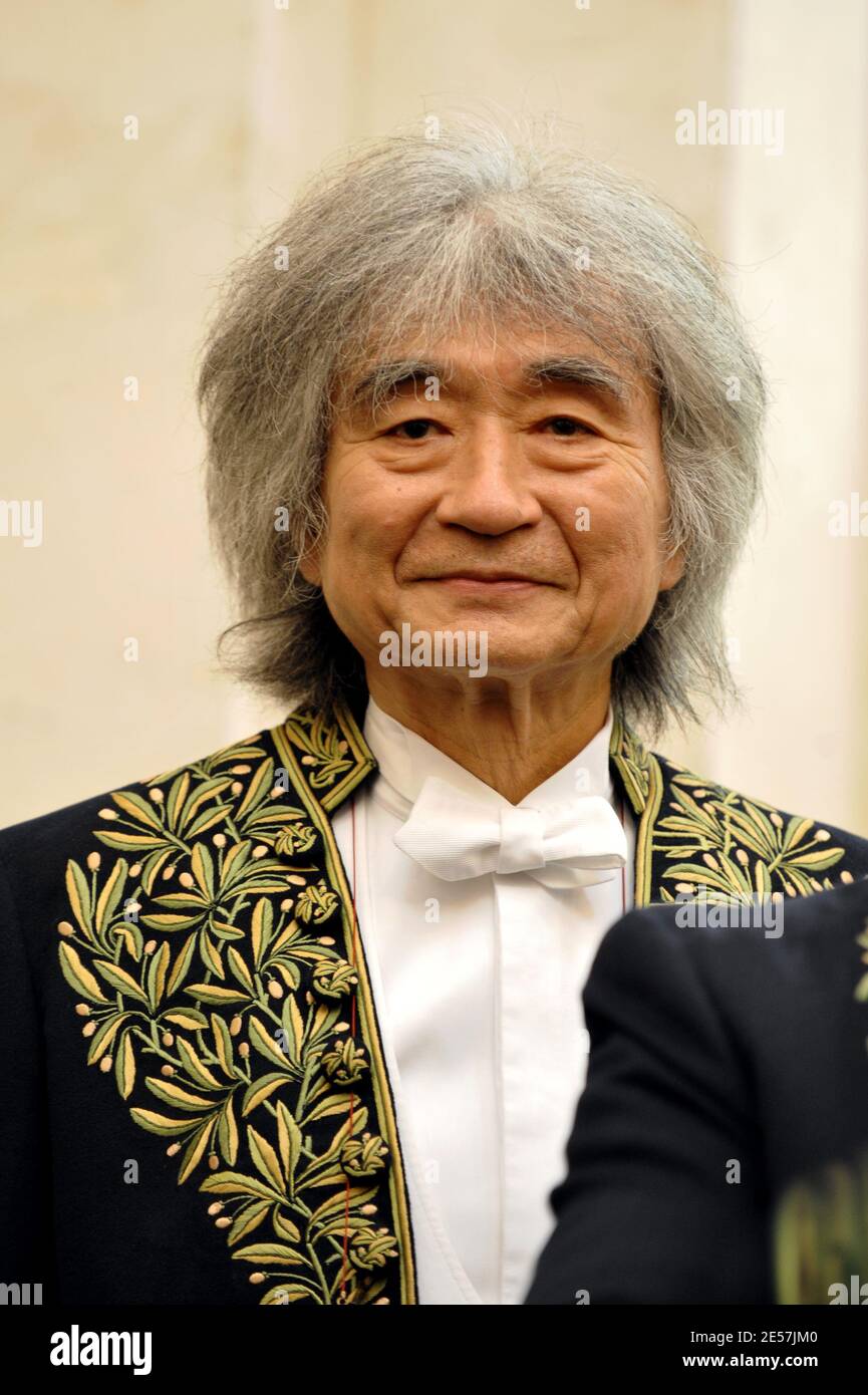 Der japanische Dirigent Seiji Ozawa bei einer Zeremonie am Institut de France (französisches Institut) in Paris, Frankreich, am 24. September 2008. Ozawa hat heute seinen Sitz an der renommierten Akademie der Bildenden Künste in Frankreich. Der 73-jährige Ozawa wurde 2001 zu einem der 16 assoziierten ausländischen Mitglieder gewählt und trat dabei unter anderem dem US-Filmemacher Woody Allen oder dem Architekten Norman Foster bei. Foto von Thierry Orban/ABACAPRESS.COM Stockfoto