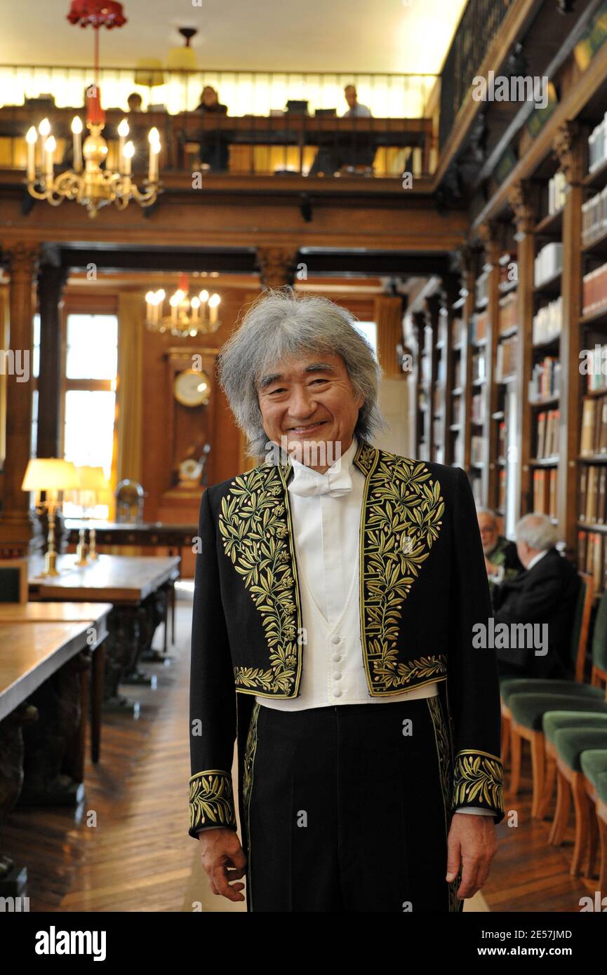 Der japanische Dirigent Seiji Ozawa posiert vor einer Zeremonie am Institut de France (französisches Institut) in Paris, Frankreich am 24. September 2008. Ozawa hat heute seinen Sitz an der renommierten Akademie der Bildenden Künste in Frankreich. Der 73-jährige Ozawa wurde 2001 zu einem der 16 assoziierten ausländischen Mitglieder gewählt und trat dabei unter anderem dem US-Filmemacher Woody Allen oder dem Architekten Norman Foster bei. Foto von Thierry Orban/ABACAPRESS.COM Stockfoto