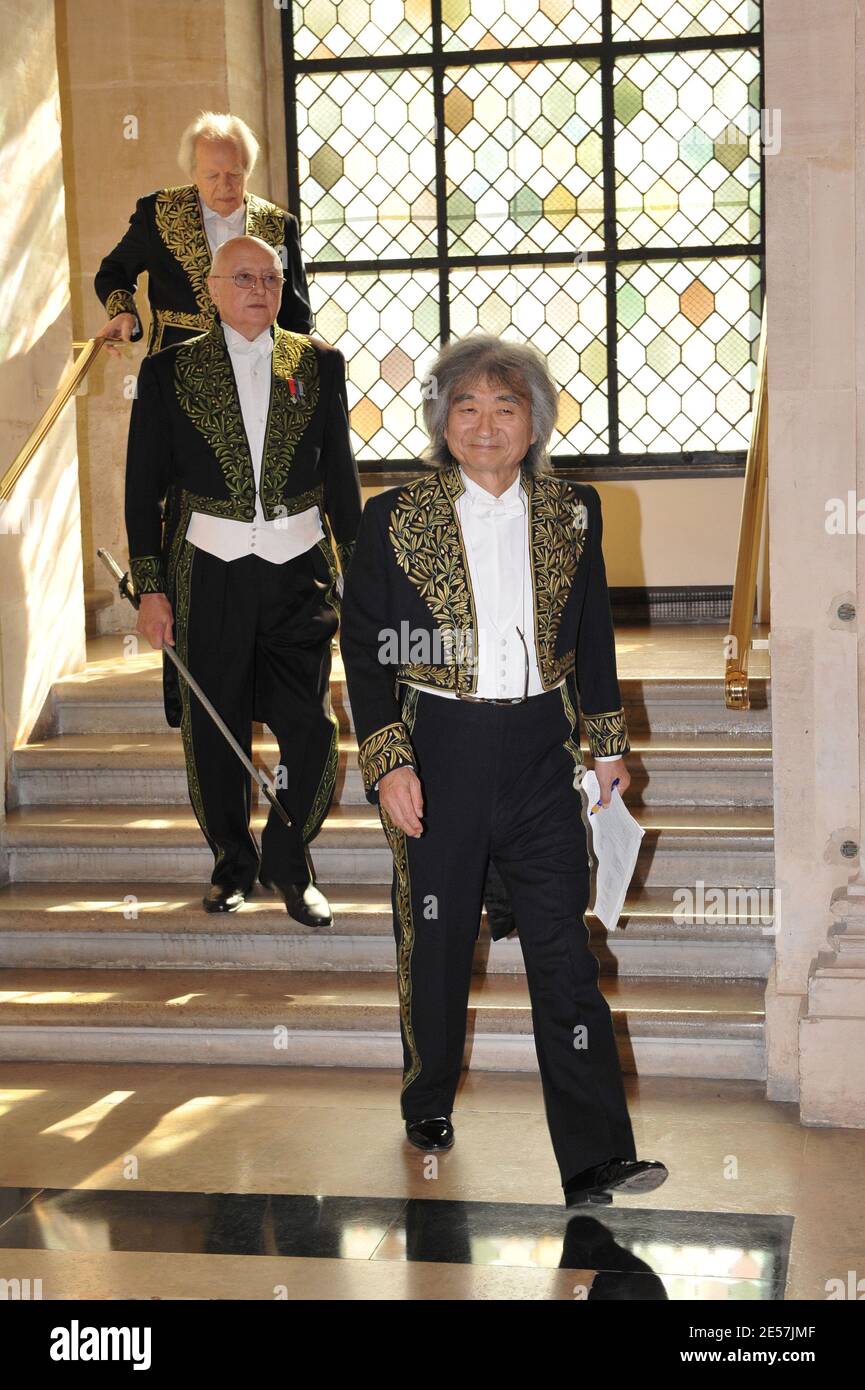 Der japanische Dirigent Seiji Ozawa kommt am 24. September 2008 zu einer Zeremonie am Institut de France (französisches Institut) in Paris an. Ozawa hat heute seinen Sitz an der renommierten Akademie der Bildenden Künste in Frankreich. Der 73-jährige Ozawa wurde 2001 zu einem der 16 assoziierten ausländischen Mitglieder gewählt und trat dabei unter anderem dem US-Filmemacher Woody Allen oder dem Architekten Norman Foster bei. Foto von Thierry Orban/ABACAPRESS.COM Stockfoto