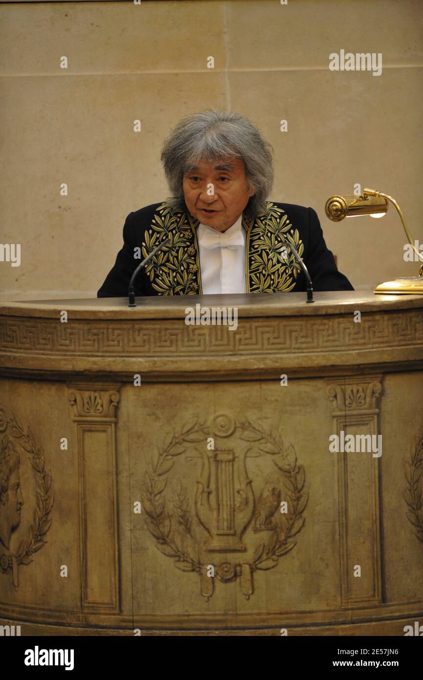 Der japanische Dirigent Seiji Ozawa spricht am 24. September 2008 im Institut de France (französisches Institut) in Paris. Ozawa hat heute seinen Sitz an der renommierten Akademie der Bildenden Künste in Frankreich. Der 73-jährige Ozawa wurde 2001 zu einem der 16 assoziierten ausländischen Mitglieder gewählt und trat dabei unter anderem dem US-Filmemacher Woody Allen oder dem Architekten Norman Foster bei. Foto von Thierry Orban/ABACAPRESS.COM Stockfoto