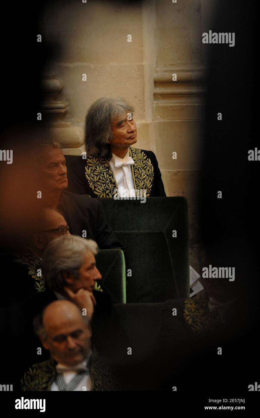 Der japanische Dirigent Seiji Ozawa bei einer Zeremonie am Institut de France (französisches Institut) in Paris, Frankreich, am 24. September 2008. Ozawa hat heute seinen Sitz an der renommierten Akademie der Bildenden Künste in Frankreich. Der 73-jährige Ozawa wurde 2001 zu einem der 16 assoziierten ausländischen Mitglieder gewählt und trat dabei unter anderem dem US-Filmemacher Woody Allen oder dem Architekten Norman Foster bei. Foto von Thierry Orban/ABACAPRESS.COM Stockfoto