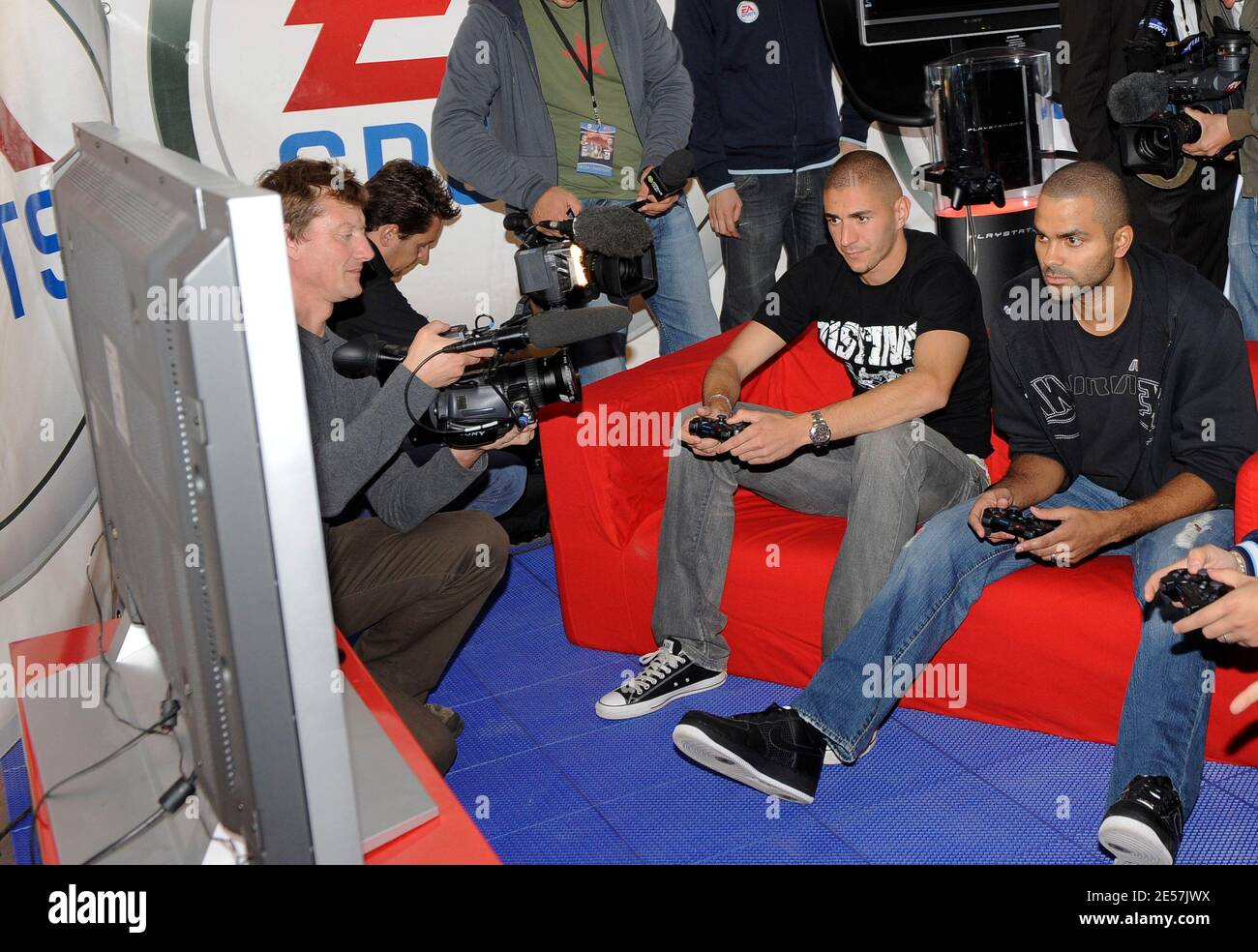Tony Parker und Karim Benzema nehmen am 24. september 2008 am EA Sport Dream Team an der Präsentation der neuen Videospiele FIFA 09 und NBA LIVE 09 im Trocadero in Paris, Frankreich, Teil. Foto von Willis Parker/Cameleon/ABACAPRESS.COM Stockfoto