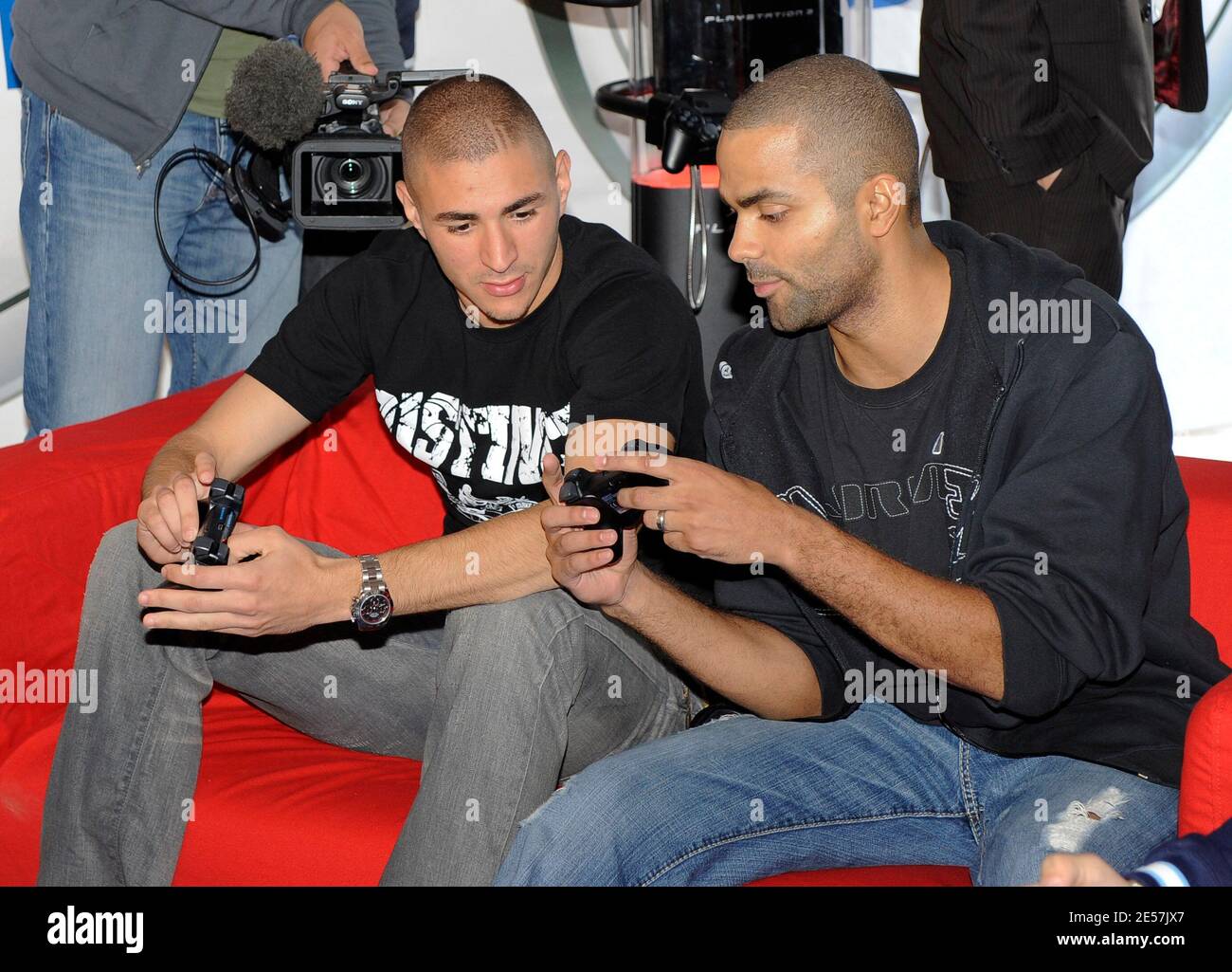 Tony Parker und Karim Benzema nehmen am 24. september 2008 am EA Sport Dream Team an der Präsentation der neuen Videospiele FIFA 09 und NBA LIVE 09 im Trocadero in Paris, Frankreich, Teil. Foto von Willis Parker/Cameleon/ABACAPRESS.COM Stockfoto