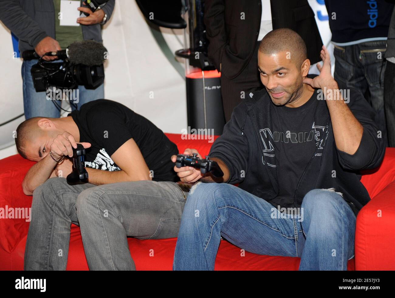 Tony Parker und Karim Benzema nehmen am 24. september 2008 am EA Sport Dream Team an der Präsentation der neuen Videospiele FIFA 09 und NBA LIVE 09 im Trocadero in Paris, Frankreich, Teil. Foto von Willis Parker/Cameleon/ABACAPRESS.COM Stockfoto