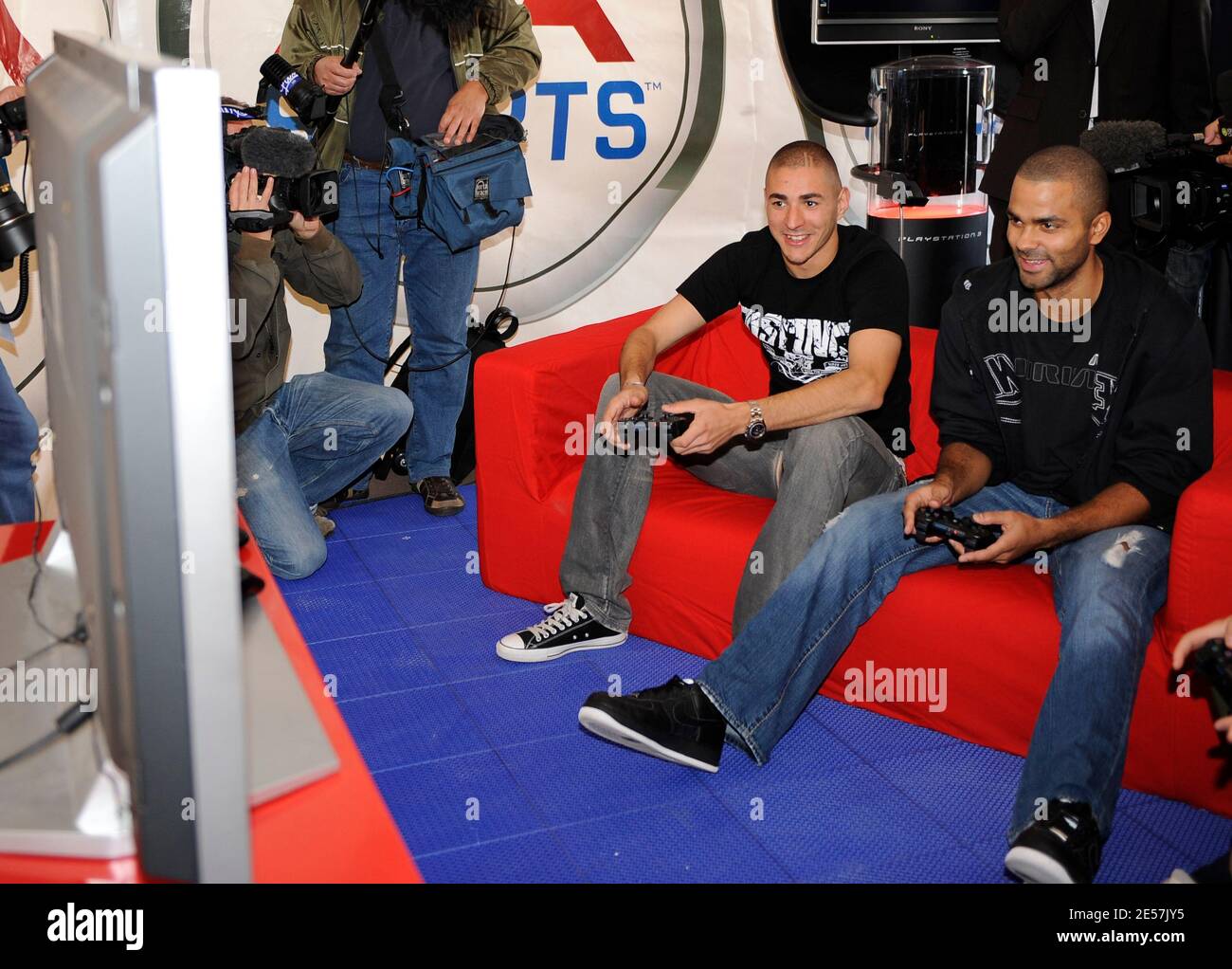 Tony Parker und Karim Benzema nehmen am 24. september 2008 am EA Sport Dream Team an der Präsentation der neuen Videospiele FIFA 09 und NBA LIVE 09 im Trocadero in Paris, Frankreich, Teil. Foto von Willis Parker/Cameleon/ABACAPRESS.COM Stockfoto