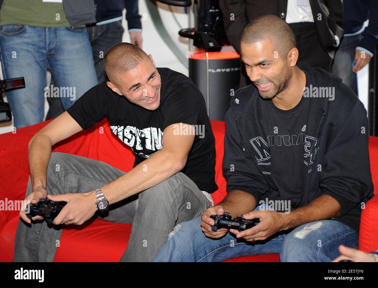 Tony Parker und Karim Benzema nehmen am 24. september 2008 am EA Sport Dream Team an der Präsentation der neuen Videospiele FIFA 09 und NBA LIVE 09 im Trocadero in Paris, Frankreich, Teil. Foto von Willis Parker/Cameleon/ABACAPRESS.COM Stockfoto