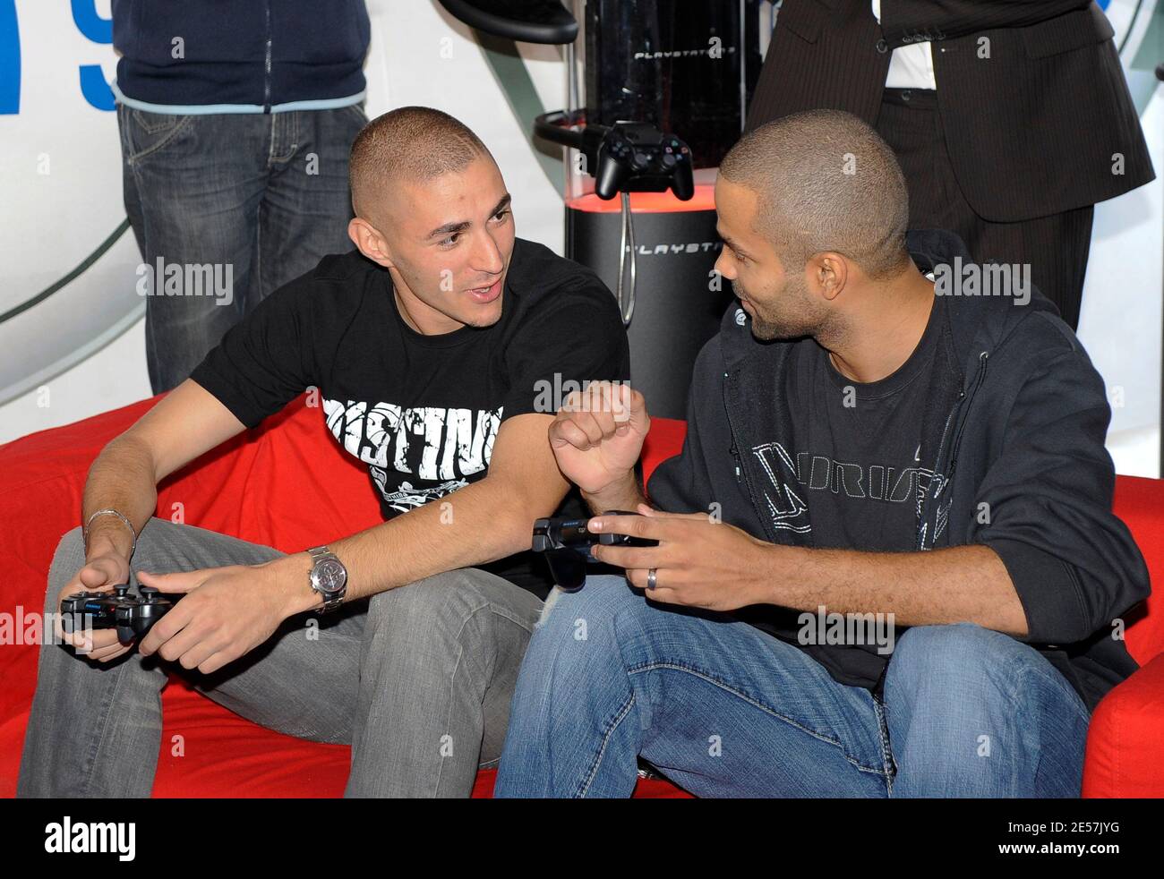 Tony Parker und Karim Benzema nehmen am 24. september 2008 am EA Sport Dream Team an der Präsentation der neuen Videospiele FIFA 09 und NBA LIVE 09 im Trocadero in Paris, Frankreich, Teil. Foto von Willis Parker/Cameleon/ABACAPRESS.COM Stockfoto
