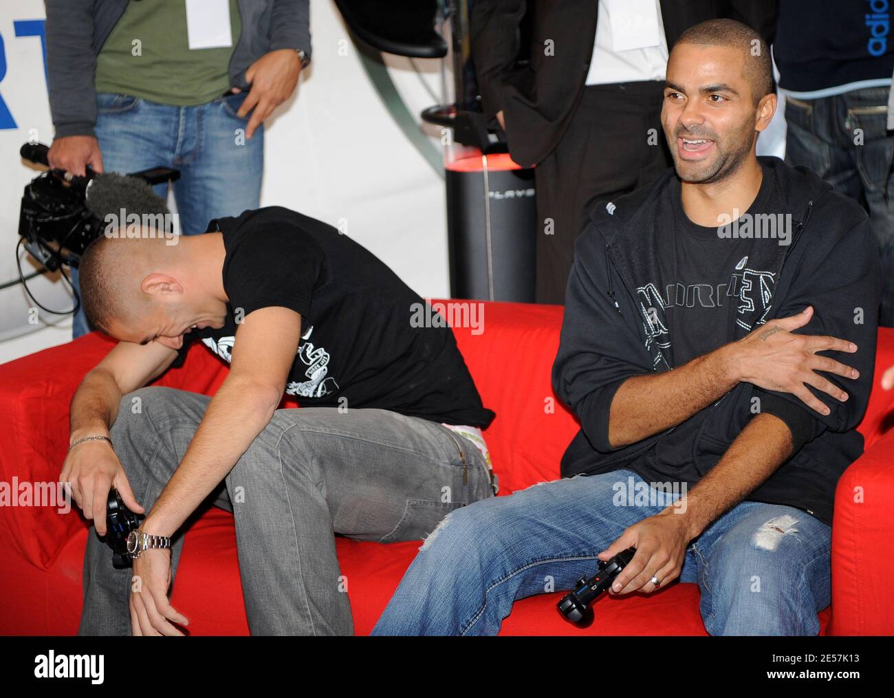 Tony Parker und Karim Benzema nehmen am 24. september 2008 am EA Sport Dream Team an der Präsentation der neuen Videospiele FIFA 09 und NBA LIVE 09 im Trocadero in Paris, Frankreich, Teil. Foto von Willis Parker/Cameleon/ABACAPRESS.COM Stockfoto
