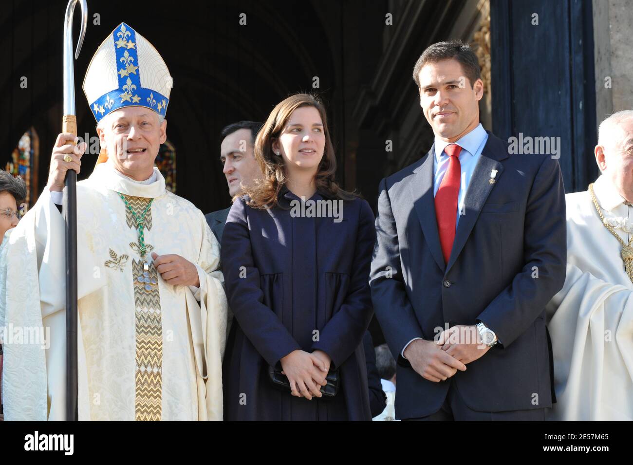 Prinz Luis Alfonso de Bourbon, Herzog von Anjou und Ehefrau, Prinzessin Marie Marguerite, nehmen am 28. September 2008 im Rahmen des Europäischen Adelskongresses an einer Messe in der Kathedrale von Versailles, Frankreich, Teil. Foto von Thierry Orban/ABACAPRESS.COM Stockfoto