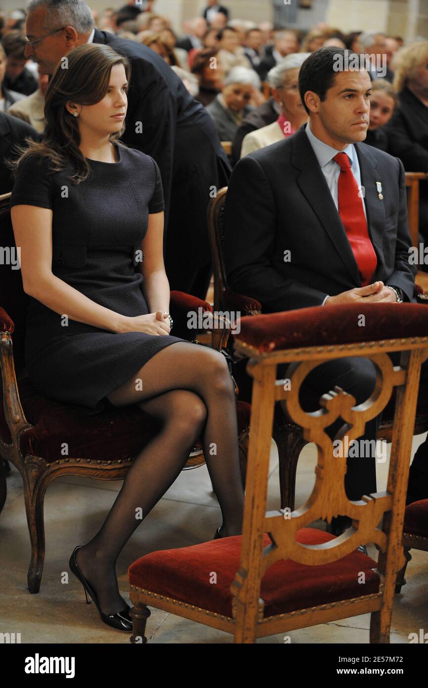 Prinz Luis Alfonso de Bourbon, Herzog von Anjou und Ehefrau, Prinzessin Marie Marguerite, nehmen am 28. September 2008 im Rahmen des Europäischen Adelskongresses an einer Messe in der Kathedrale von Versailles, Frankreich, Teil. Foto von Thierry Orban/ABACAPRESS.COM Stockfoto