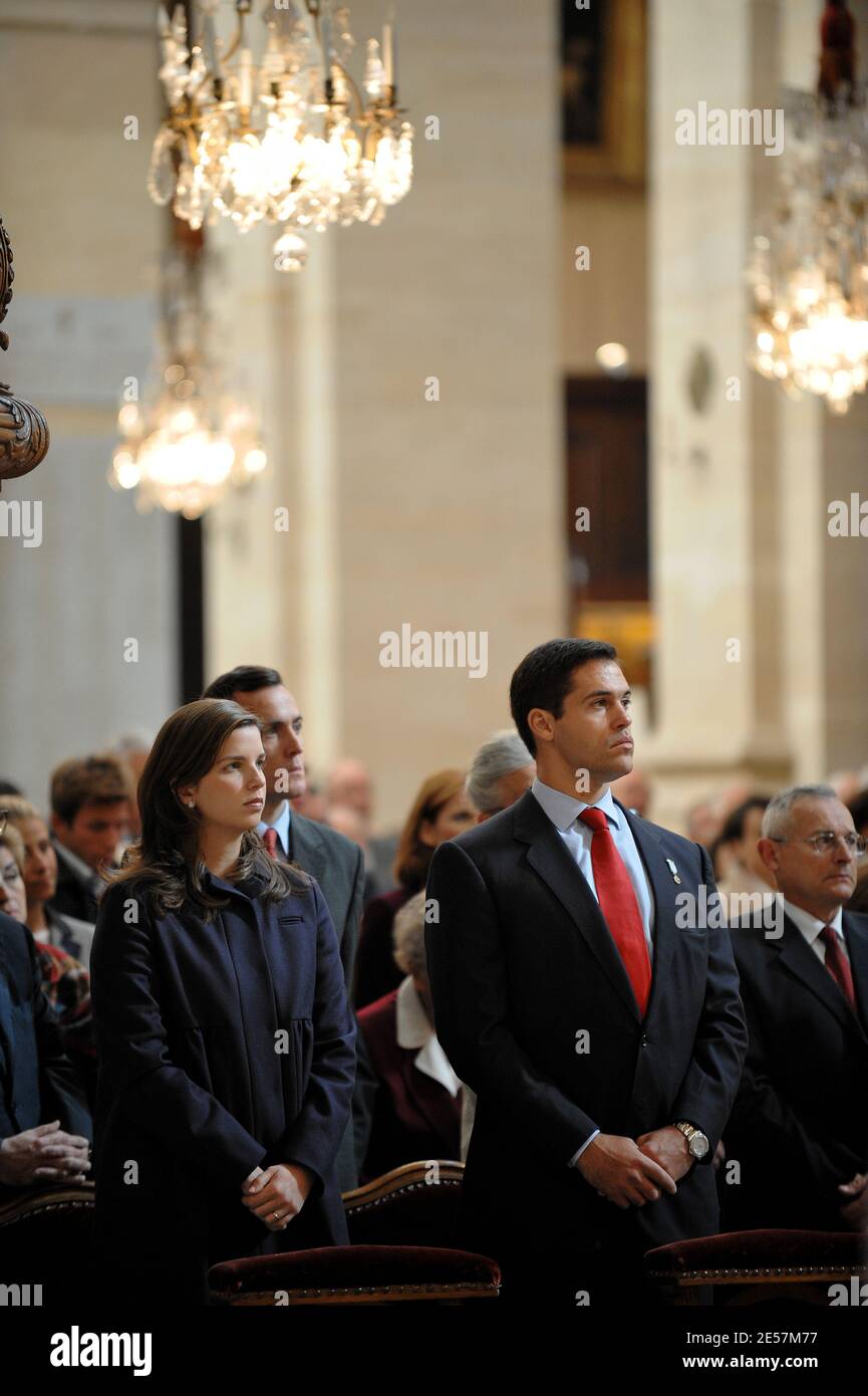 Prinz Luis Alfonso de Bourbon, Herzog von Anjou und Ehefrau, Prinzessin Marie Marguerite, nehmen am 28. September 2008 im Rahmen des Europäischen Adelskongresses an einer Messe in der Kathedrale von Versailles, Frankreich, Teil. Foto von Thierry Orban/ABACAPRESS.COM Stockfoto