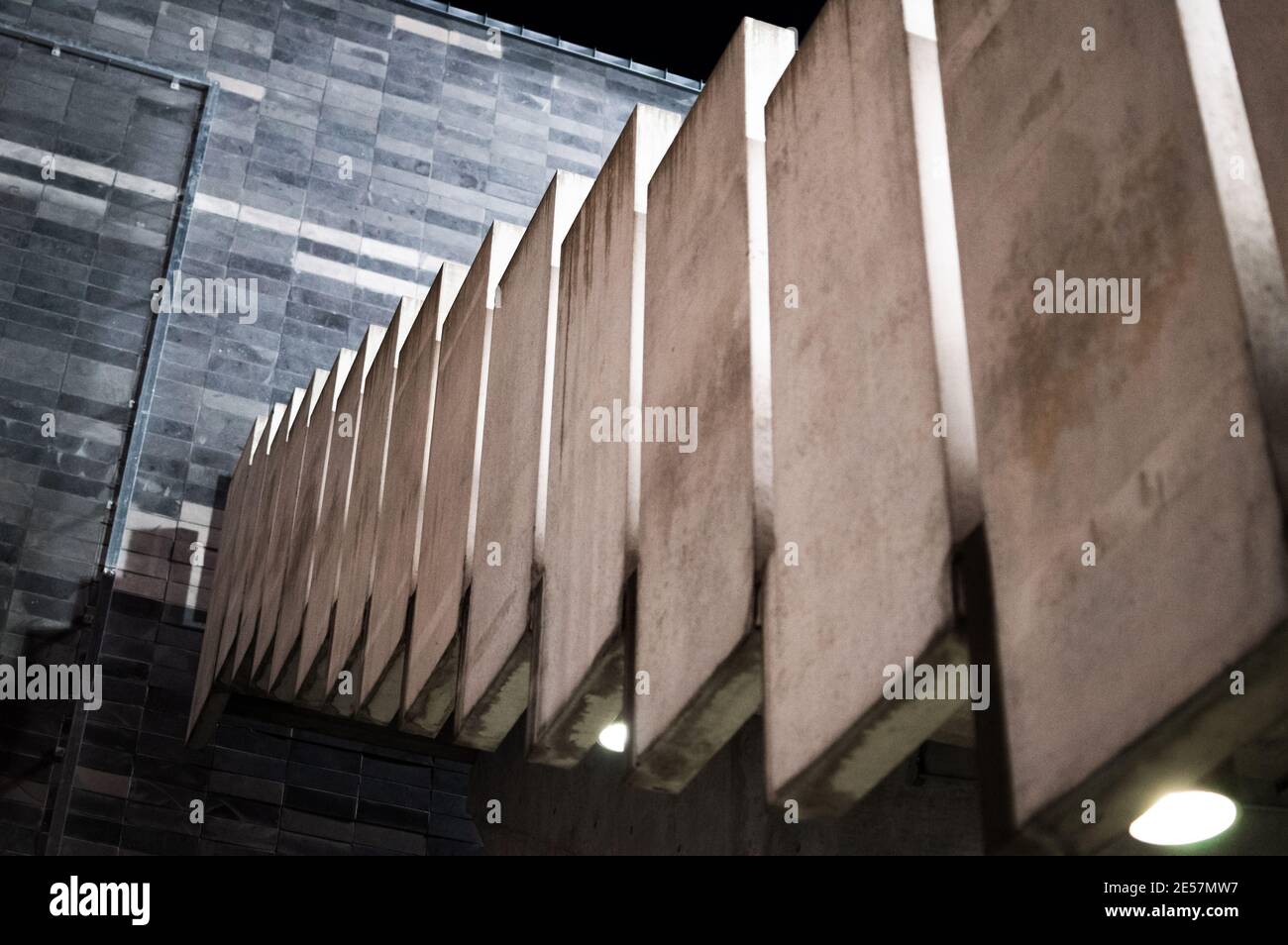 Geometrisches rechteckiges Muster in der Stadionblechwand Stockfoto