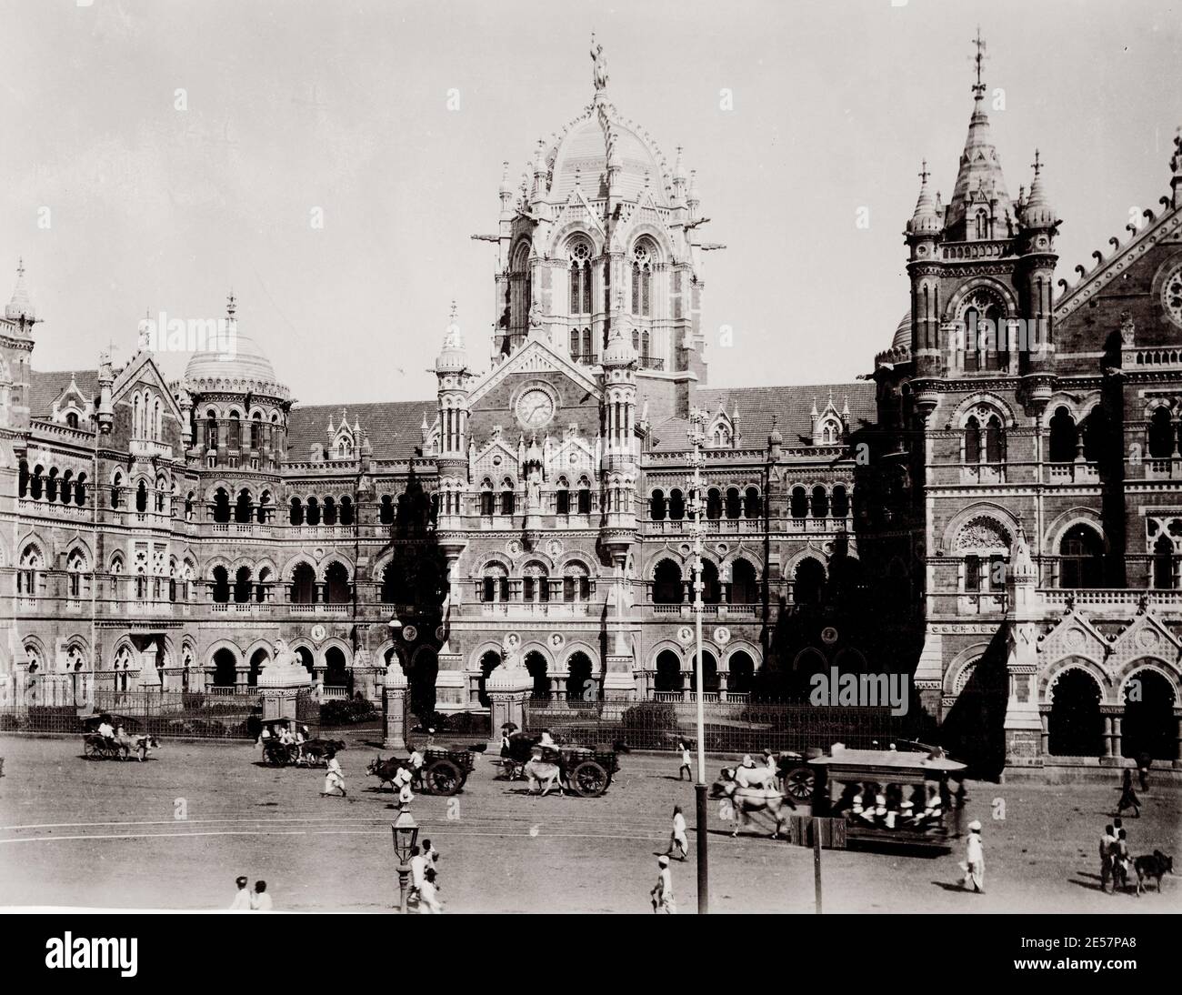 19. Jahrhundert Vintage-Foto: Chhatrapati Shivaji Terminusi auch bekannt unter seinem ehemaligen Namen Victoria Terminus ist ein historischer Terminal Bahnhof und UNESCO-Weltkulturerbe in Bombay, Mumbai, Maharashtra, Indien. Stockfoto