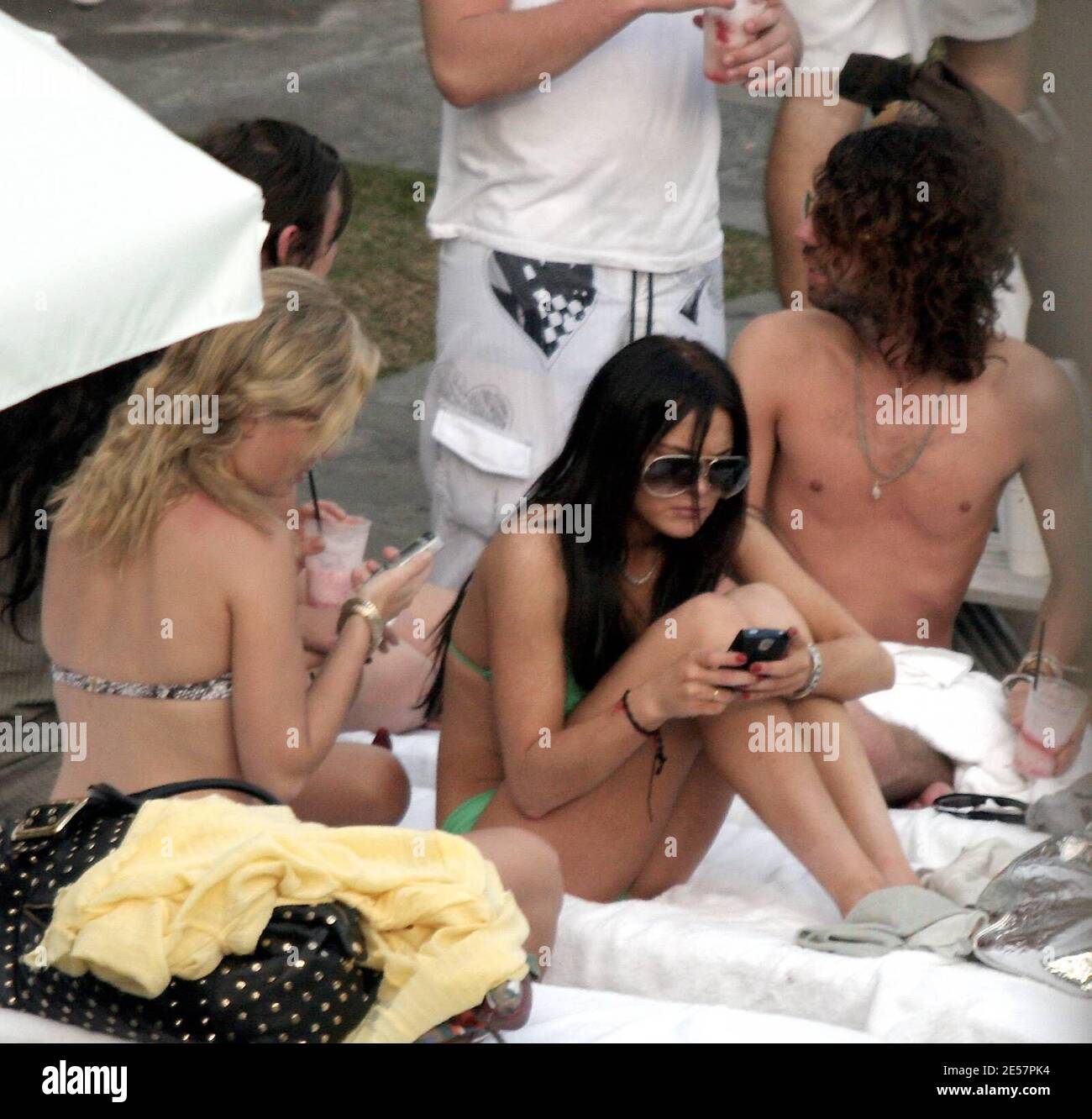 Lindsay Lohan muss hart gefeiert haben im neuen Jahr, da sie nicht aus ihrem 3600 Dollar pro Nacht Pool Bungalow bis 16 Uhr Neujahr aufgetaucht. Miami, Florida. 01/01/07 [[ral rac]] Stockfoto