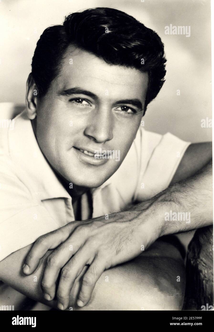 1954 c., USA : der Filmschauspieler ROCK HUDSON ( 1925 - 1985 ) - KINO - FILM - Attore - ritratto - Portrait - hunk - smile - sorriso mano - Hand - tot für AIDS - A.I.D.S. - HIV Krankheit - Beefcake - camicia bianca - weißes Hemd ---- Archivio GBB Stockfoto