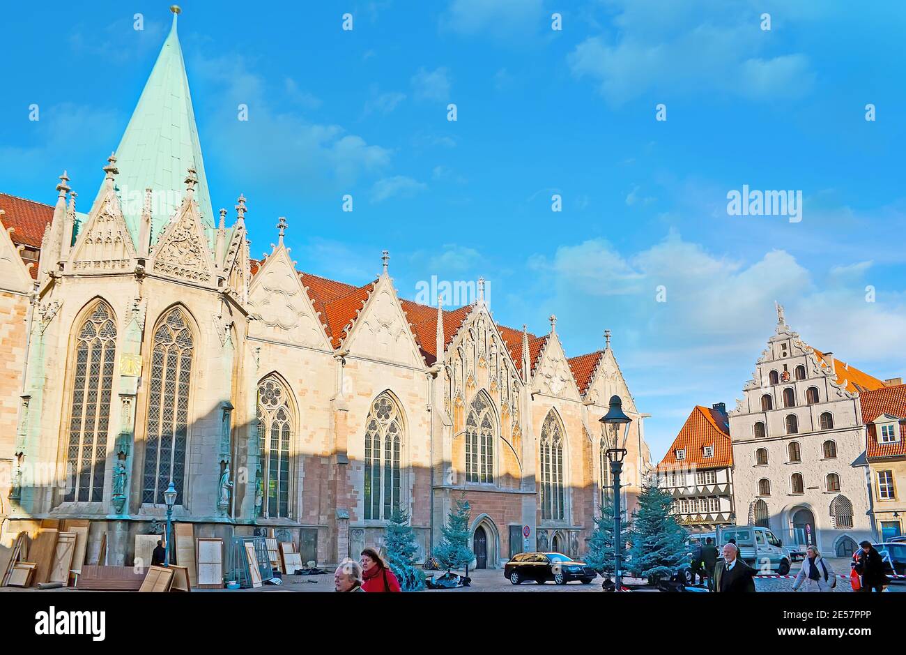 Das gotische Äußere der Martinkirche und das Gewandhaus vom Eiermarkt, Braunschweig, Deutschland Stockfoto