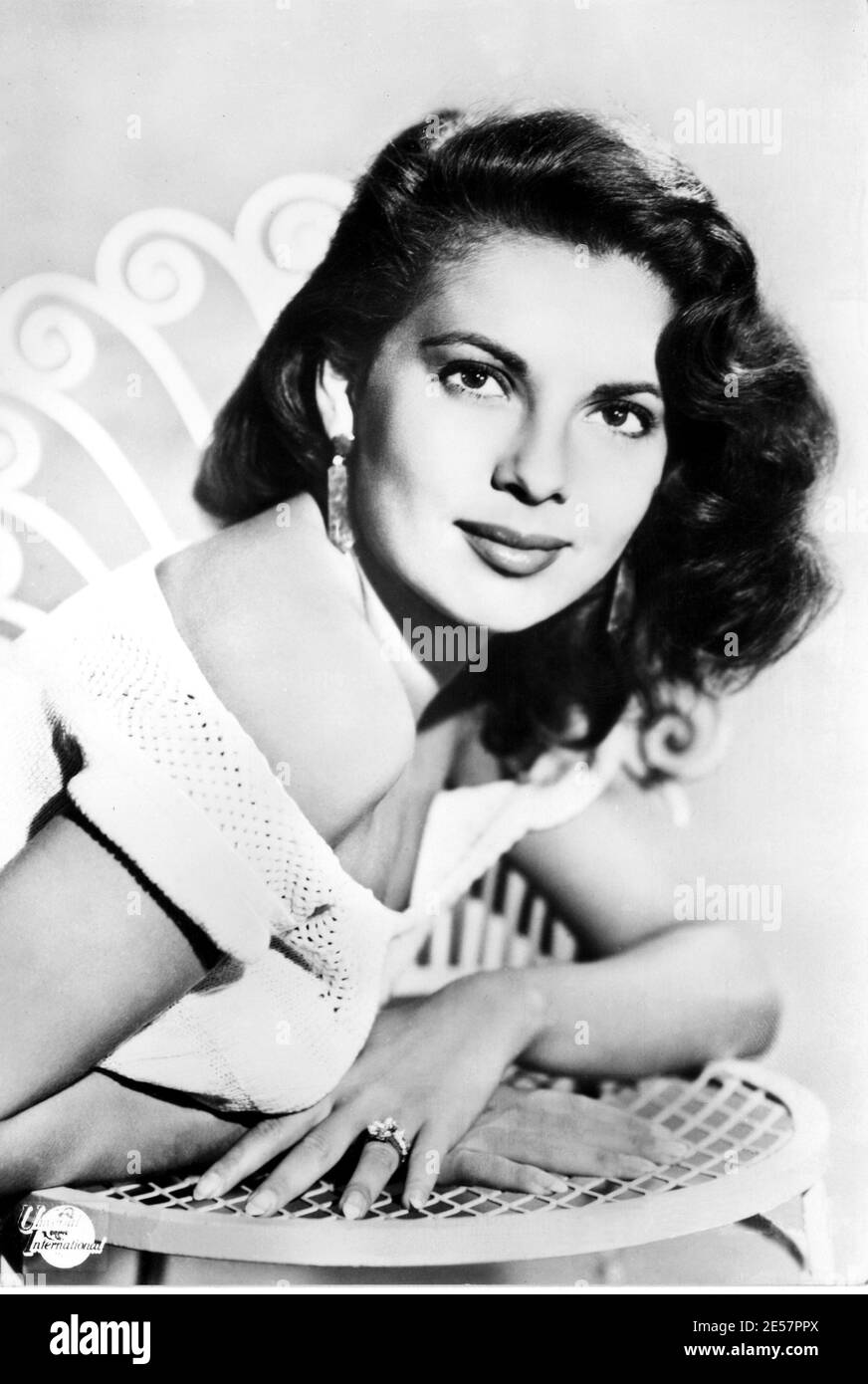 1954 c., USA : die Filmschauspielerin und Mambo-Sängerin ABBE LANE ( geboren 14. dezember 1932 , Brooklyn , Ney York , USA ) , Frau des spanischen Musikdirigenten Xavier Cugat , Photo Universal Productions - FILM - KINO - Portrait - ritratto - attrice - smile - sorriso - spalla - shoulder - anello - Ring ---- Archivio GBB Stockfoto