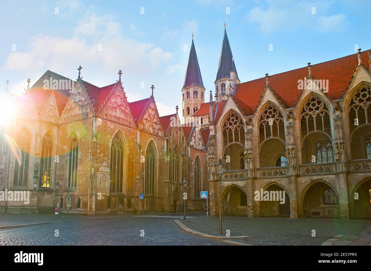 Altstadtmarkt mit gotischen Gebäuden in Braunschweig - Martinikirche und Altstadthaus, Deutschland Stockfoto