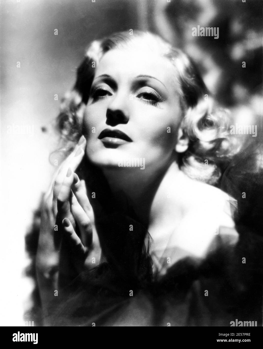 1939 , USA : die gefeierte italienische Filmschauspielerin ISA MIRANDA ( 1905 - 1982 ) , Geburtsname Ines Isabella Sampiero, in einer Pubblicity in Paramount Studios während seiner Hollywood-Zeit gedreht - FILM - KINO - FILM - Attrice - femme fatale - mani - mano - Hand - Hände - Boldie - blonde Haare - bionda - capelli biondi - Tüll - Zigarette -- -- Archivio GBB Stockfoto