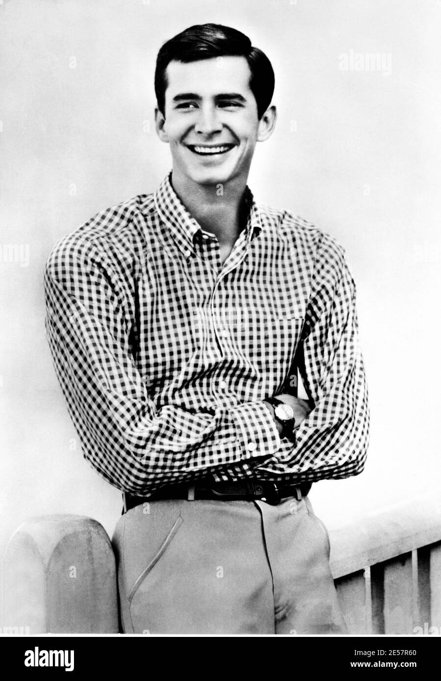1959 , USA : der Filmschauspieler ANTHONY PERKINS ( 1932 - 1992 ) in AM STRAND ( L'ultima spiaggia ) Von Stanley Kramer - FILM - KINO - Attore - Portrait - ritratto - camicia - Shirt - Smile - sorriso - GAY - LGBT - omosessuale - omosessualuità - Homosexuell - Homosexualität ---- Archivio GBB Stockfoto