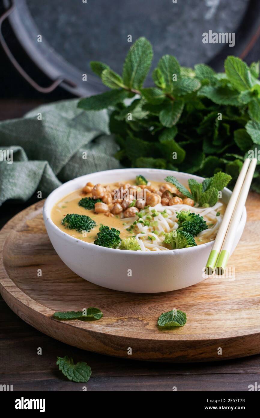 Laksa Nudelsuppe mit Kürbis und Brokkoli, thai-würzige Suppe Stockfoto