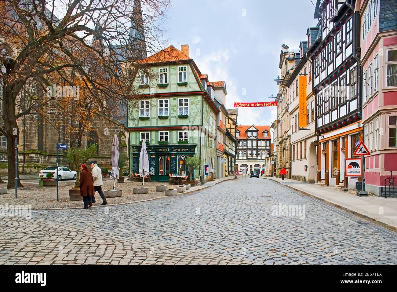 QUEDLINBURG, DEUTSCHLAND - 22. NOVEMBER 2012: Das Stadtbild mit farbigen Fachwerkhäusern, Restaurants und Blick auf die Kornmarktstraße, am 22. November Stockfoto